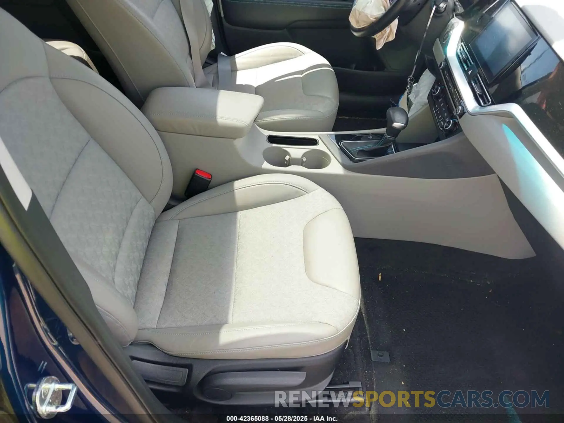 5 Photograph of a damaged car KNDCB3LC2N5539938 KIA NIRO 2022