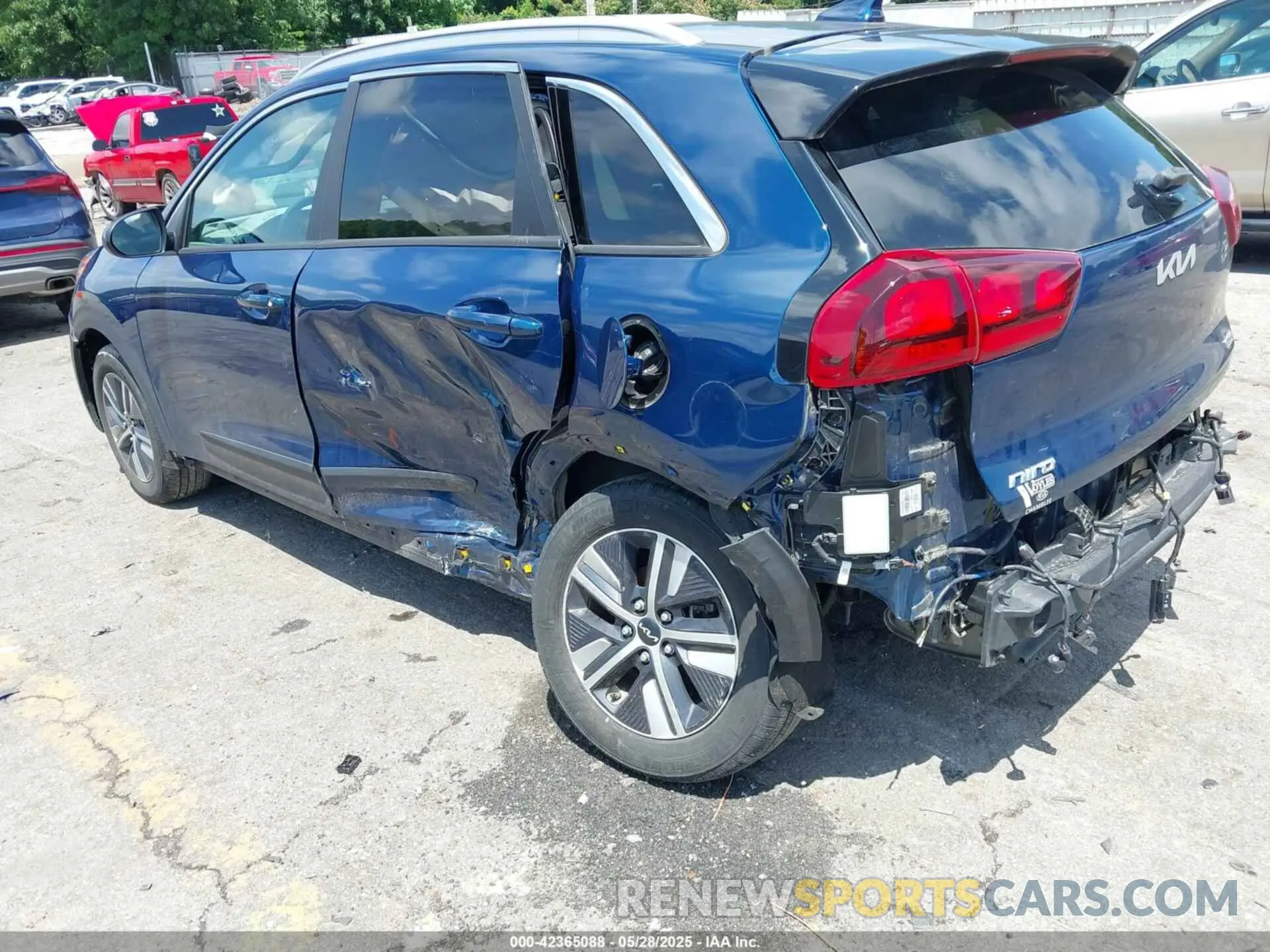 6 Photograph of a damaged car KNDCB3LC2N5539938 KIA NIRO 2022