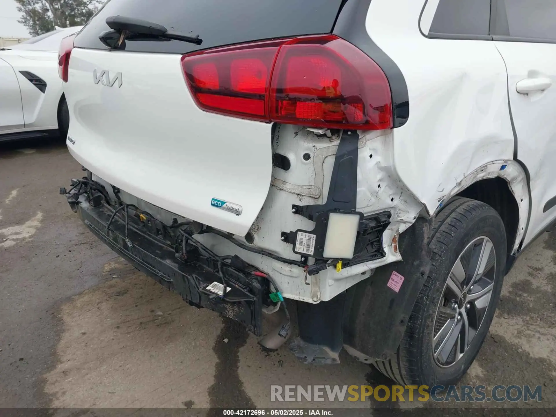 18 Photograph of a damaged car KNDCB3LC3N5547028 KIA NIRO 2022