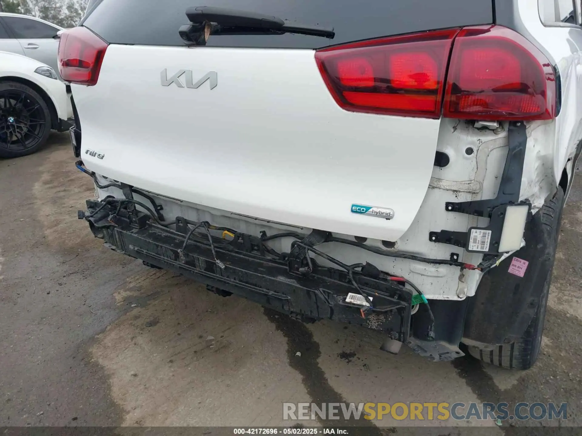 19 Photograph of a damaged car KNDCB3LC3N5547028 KIA NIRO 2022