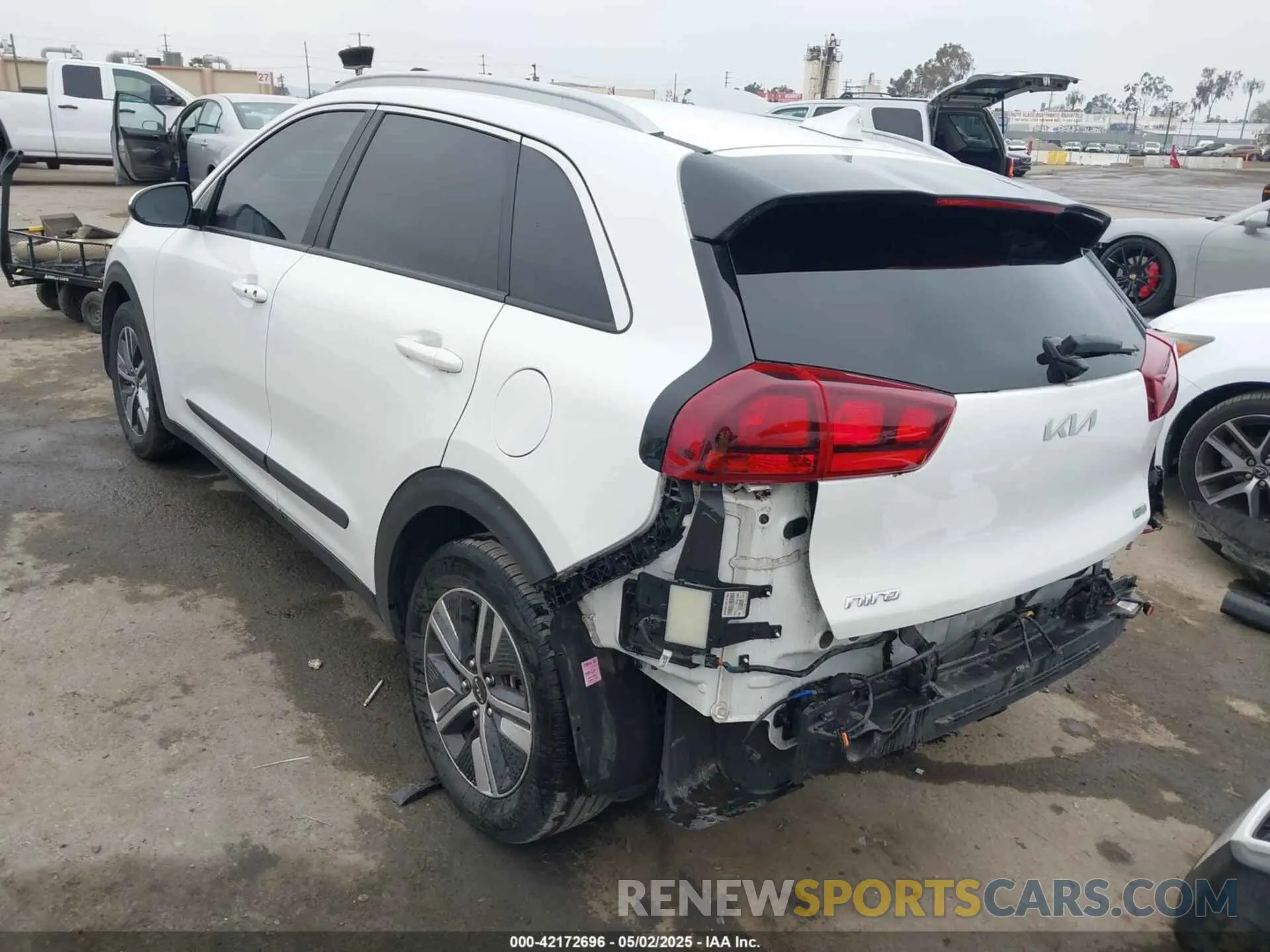 3 Photograph of a damaged car KNDCB3LC3N5547028 KIA NIRO 2022