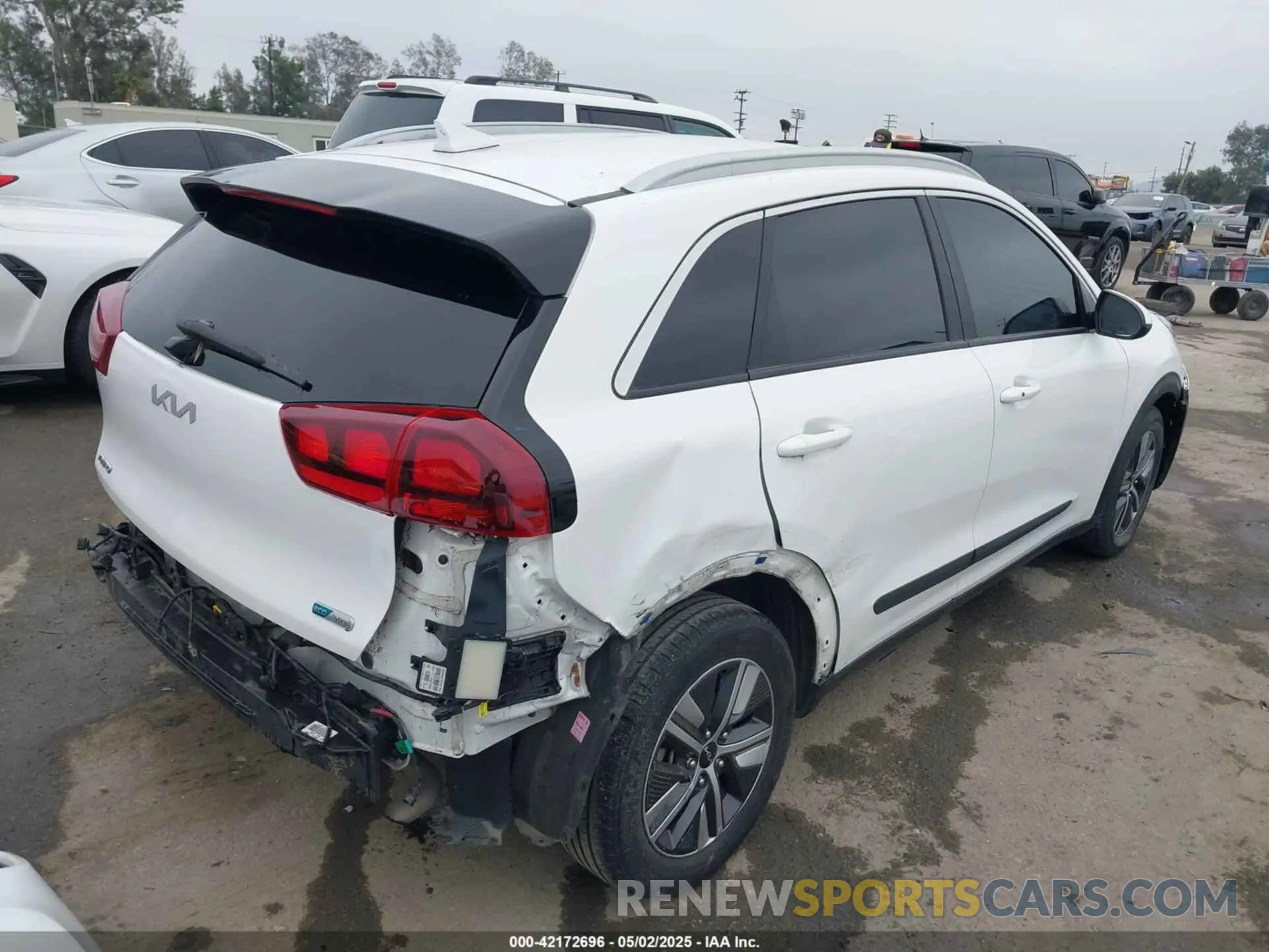 4 Photograph of a damaged car KNDCB3LC3N5547028 KIA NIRO 2022