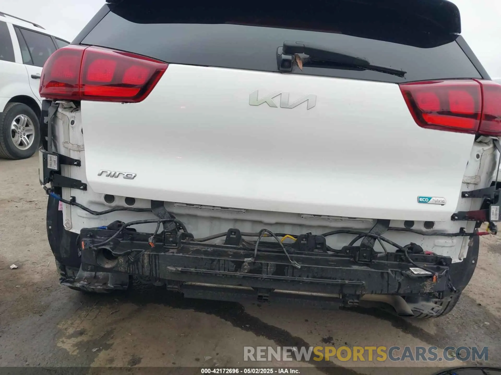 6 Photograph of a damaged car KNDCB3LC3N5547028 KIA NIRO 2022