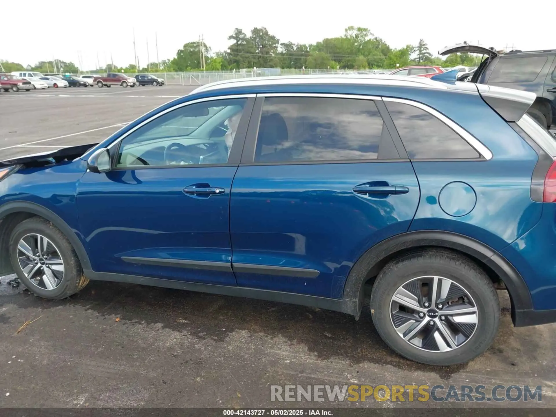 14 Photograph of a damaged car KNDCB3LC4N5545577 KIA NIRO 2022