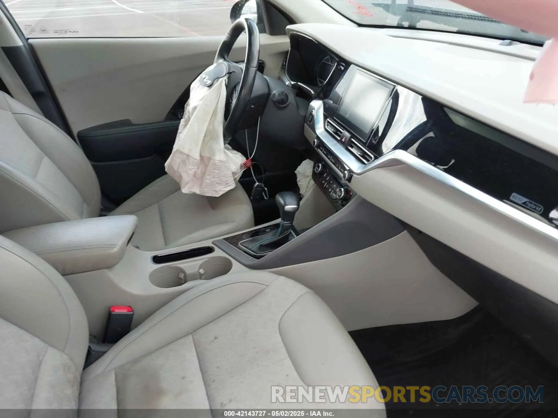 5 Photograph of a damaged car KNDCB3LC4N5545577 KIA NIRO 2022