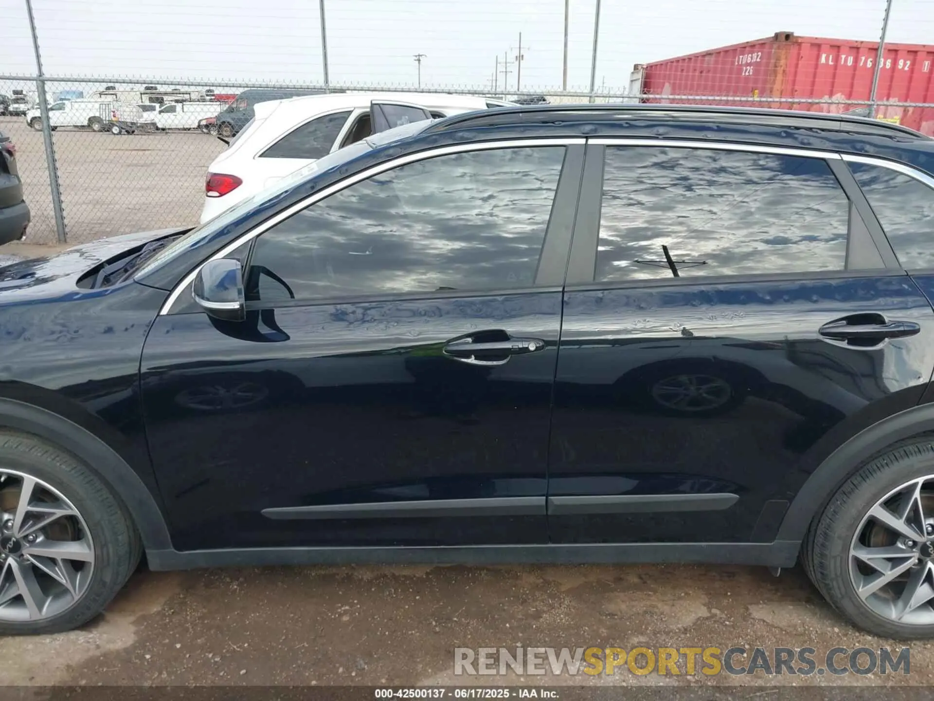 14 Photograph of a damaged car KNDCC3LC3N5515712 KIA NIRO 2022