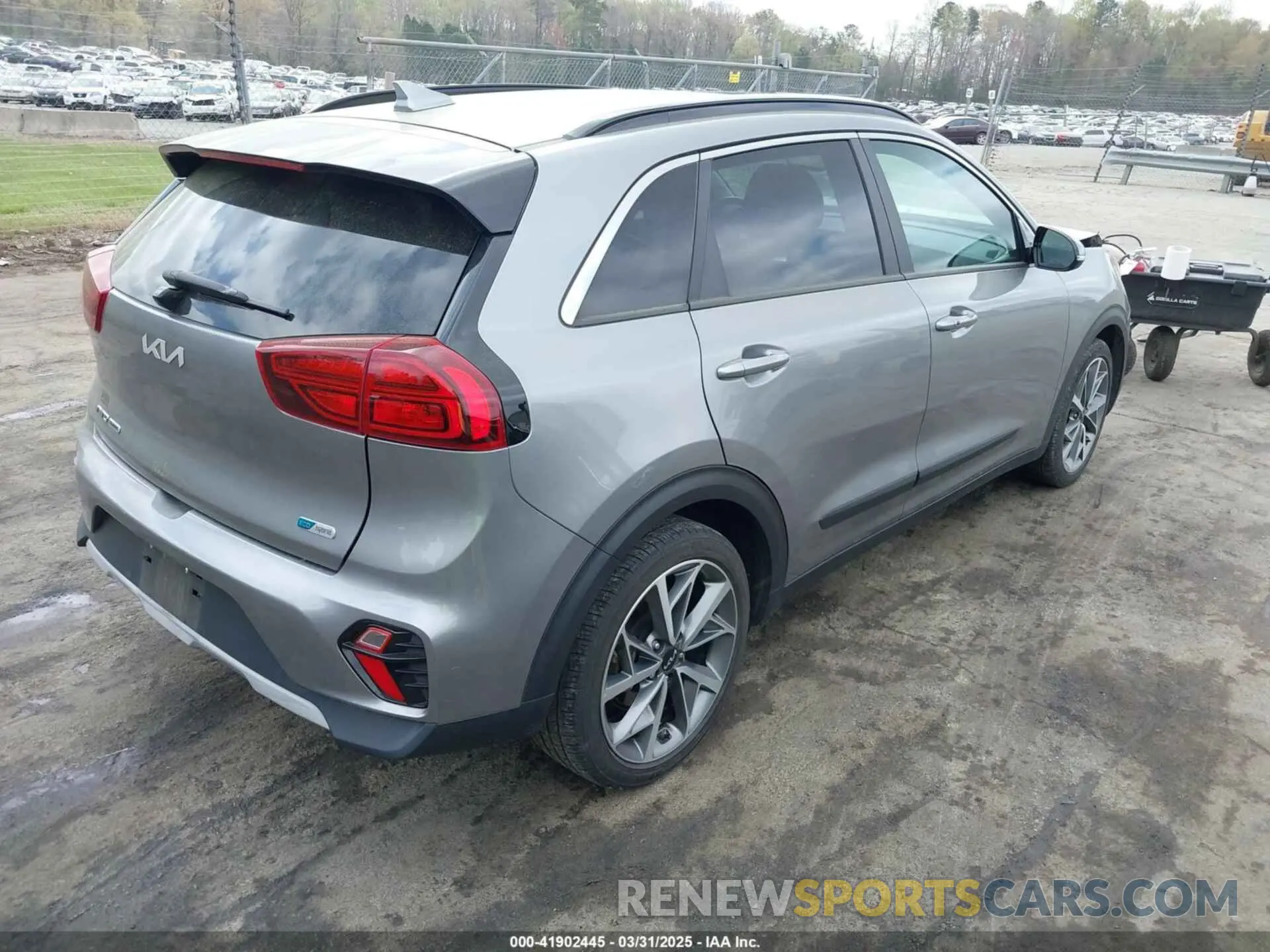 4 Photograph of a damaged car KNDCC3LC4N5522135 KIA NIRO 2022