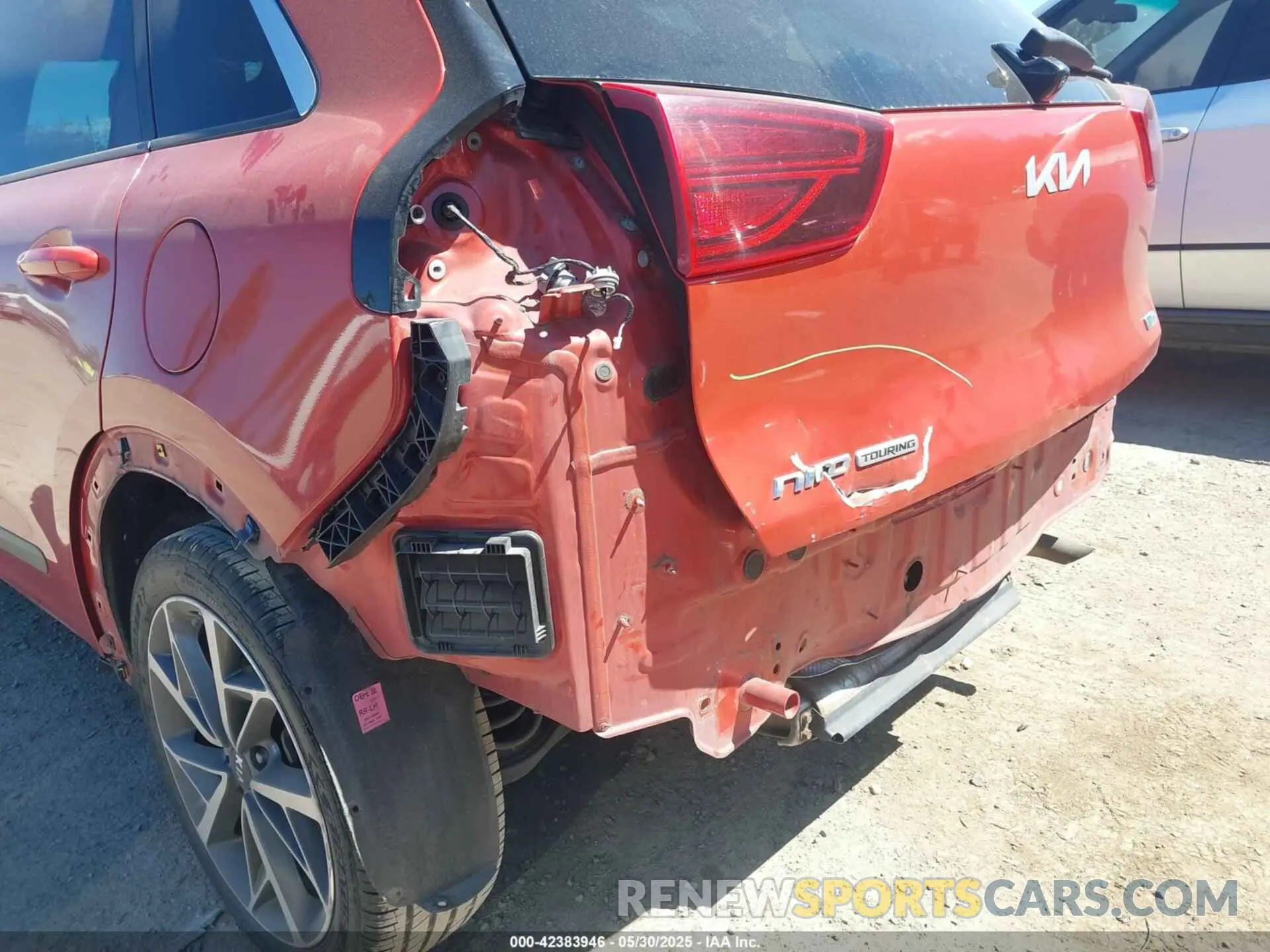 18 Photograph of a damaged car KNDCC3LCXN5495264 KIA NIRO 2022