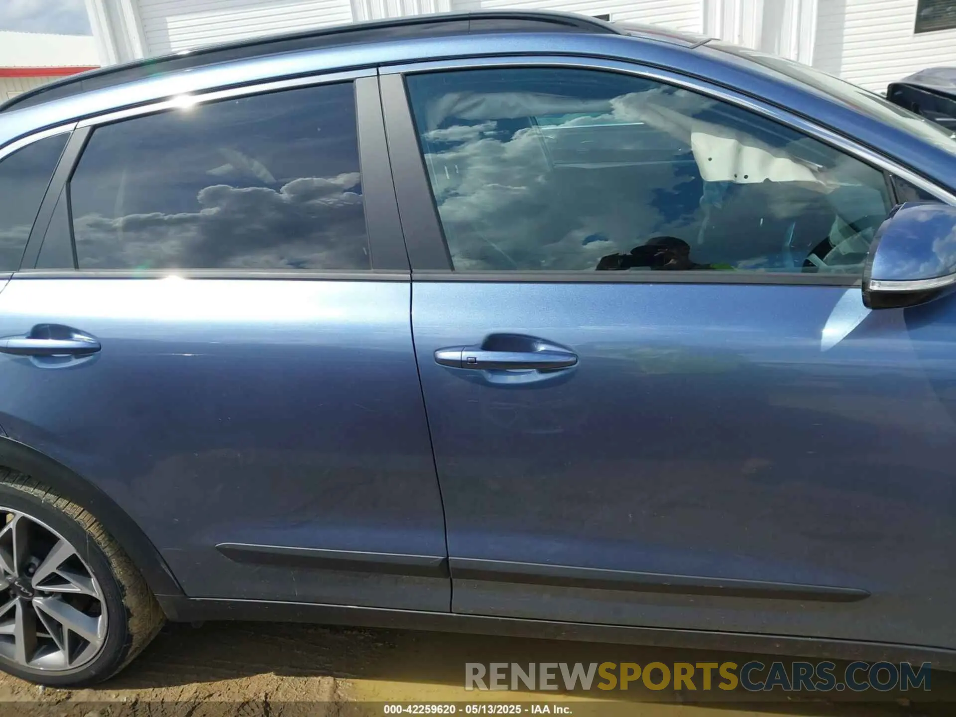 14 Photograph of a damaged car KNDCC3LCXN5502245 KIA NIRO 2022
