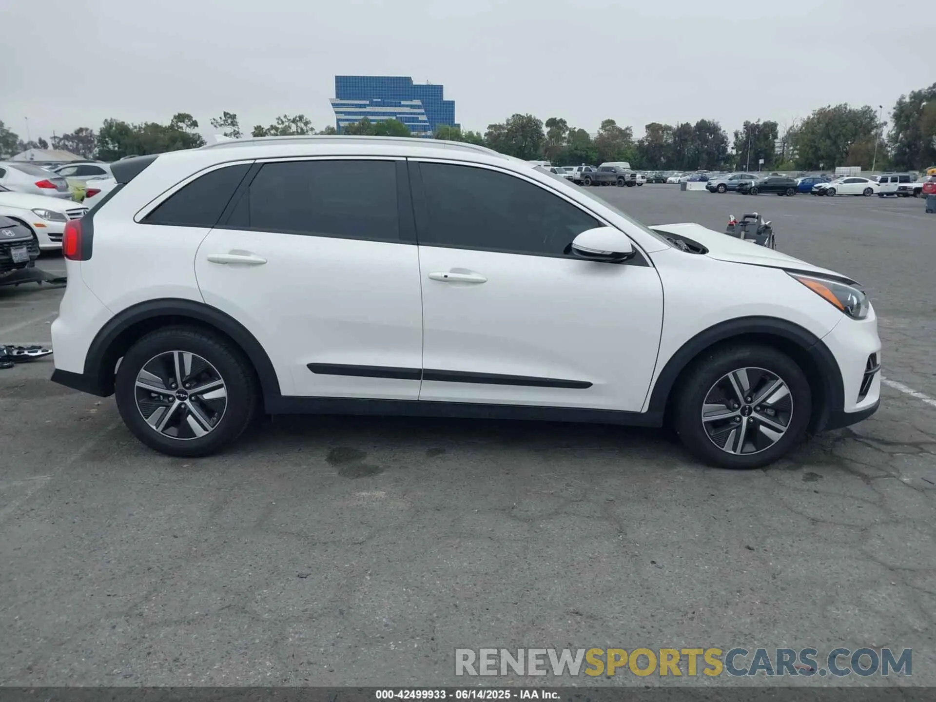 13 Photograph of a damaged car KNDCE3LC3N5489848 KIA NIRO 2022