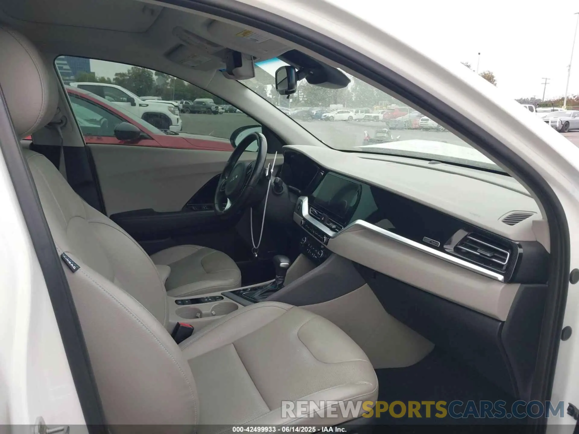 5 Photograph of a damaged car KNDCE3LC3N5489848 KIA NIRO 2022