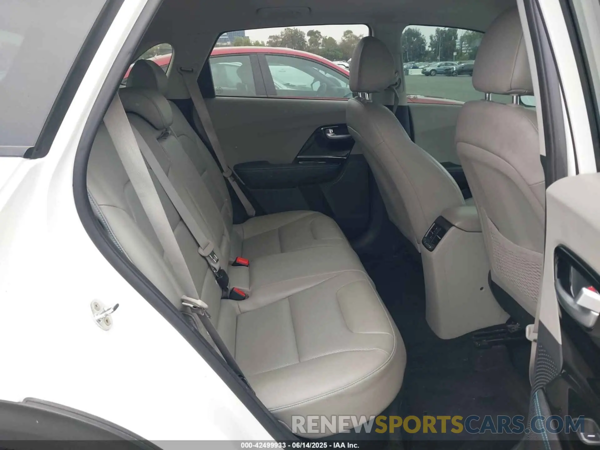 8 Photograph of a damaged car KNDCE3LC3N5489848 KIA NIRO 2022