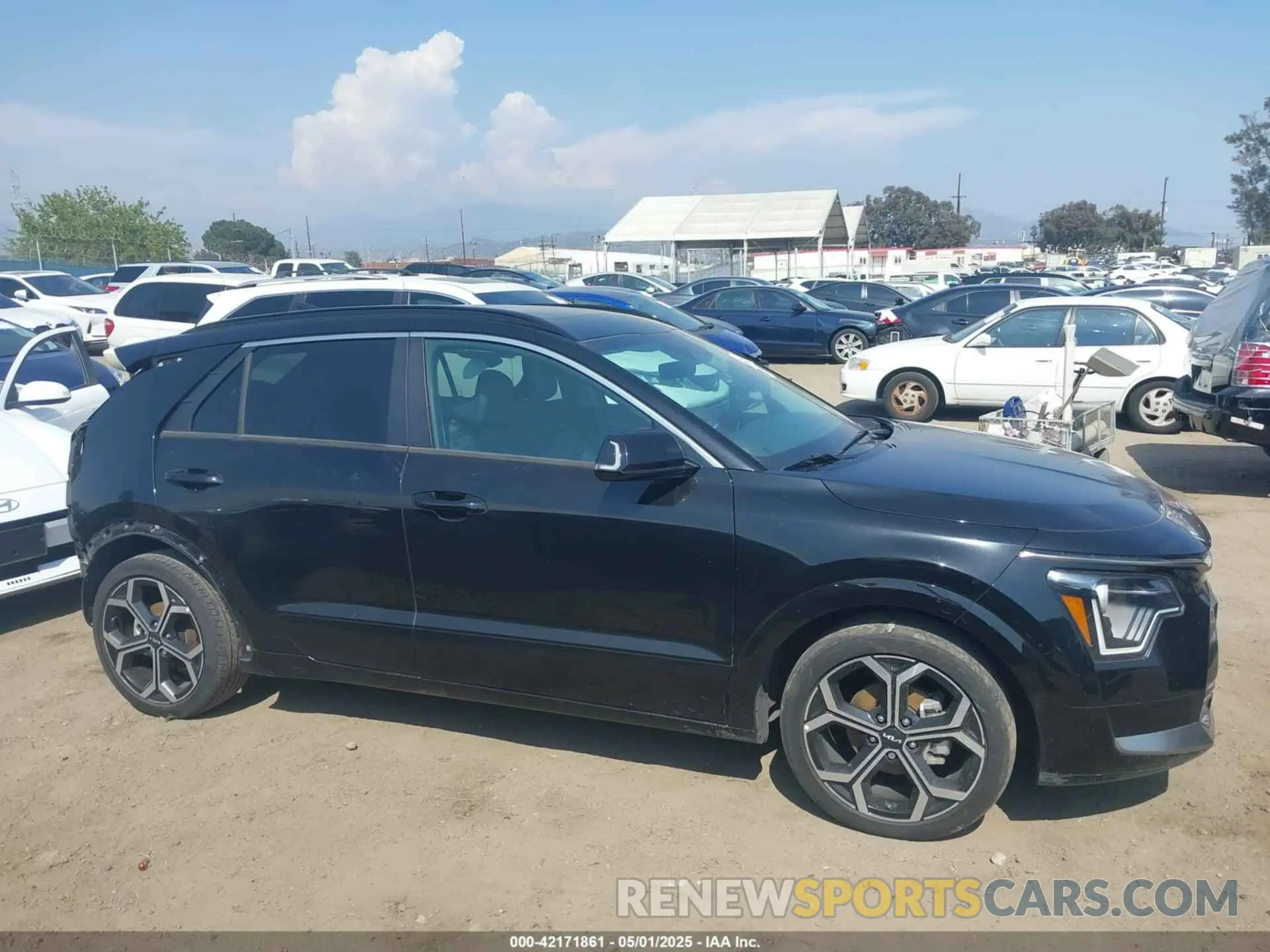 14 Photograph of a damaged car KNDCR3LE2P5037544 KIA NIRO 2023