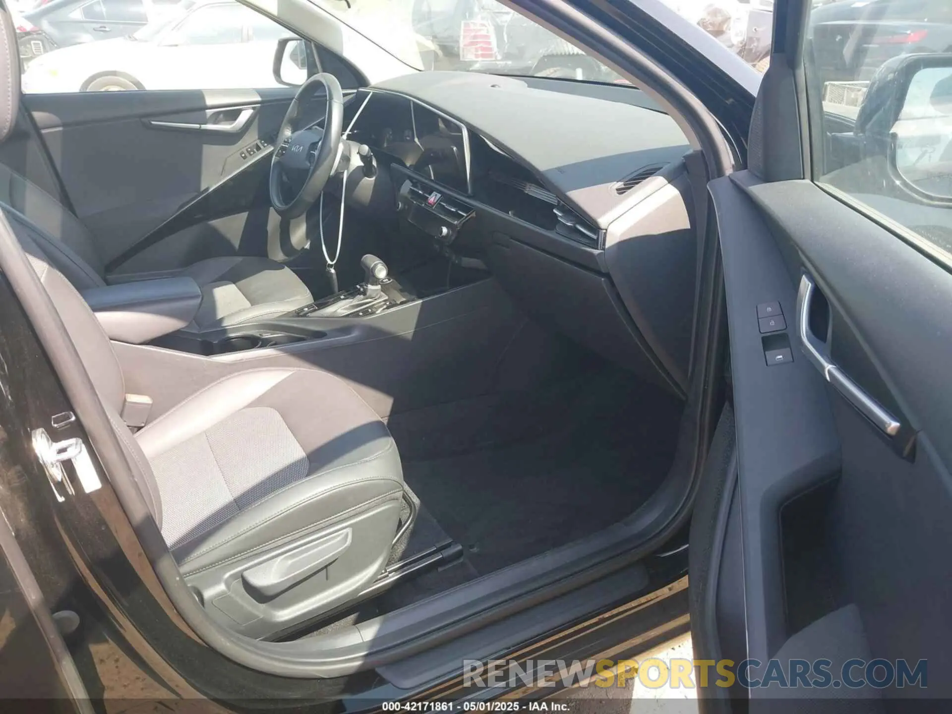 5 Photograph of a damaged car KNDCR3LE2P5037544 KIA NIRO 2023