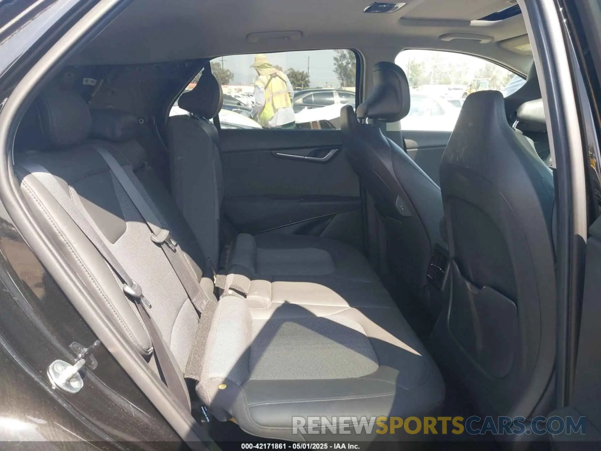 8 Photograph of a damaged car KNDCR3LE2P5037544 KIA NIRO 2023