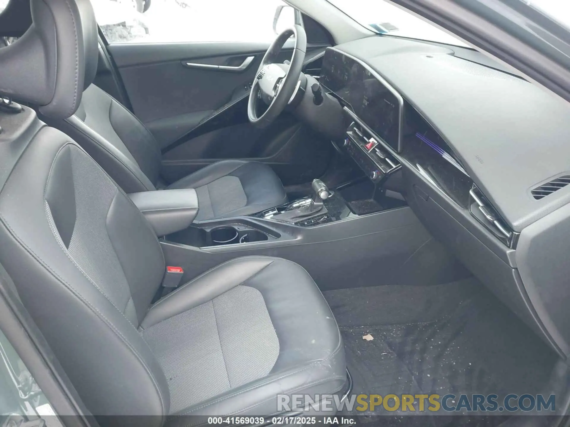 5 Photograph of a damaged car KNDCR3LE4P5037996 KIA NIRO 2023
