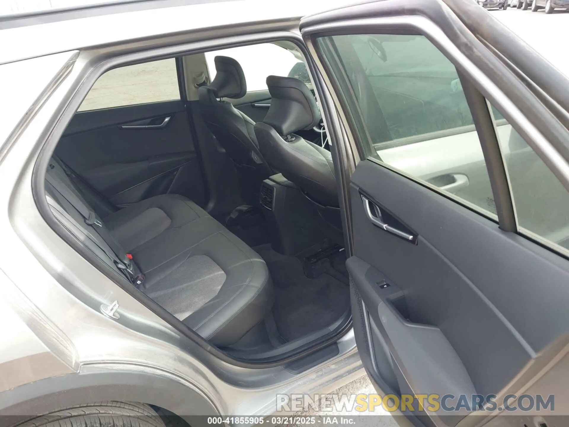 8 Photograph of a damaged car KNDCR3LE4P5052465 KIA NIRO 2023
