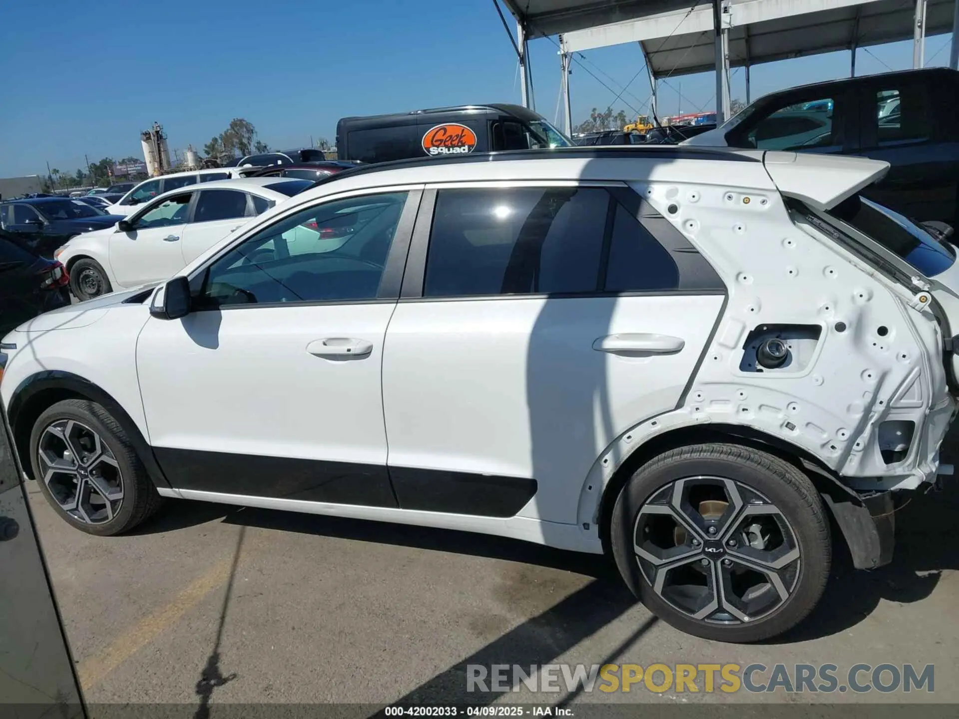 15 Photograph of a damaged car KNDCR3LEXP5043592 KIA NIRO 2023