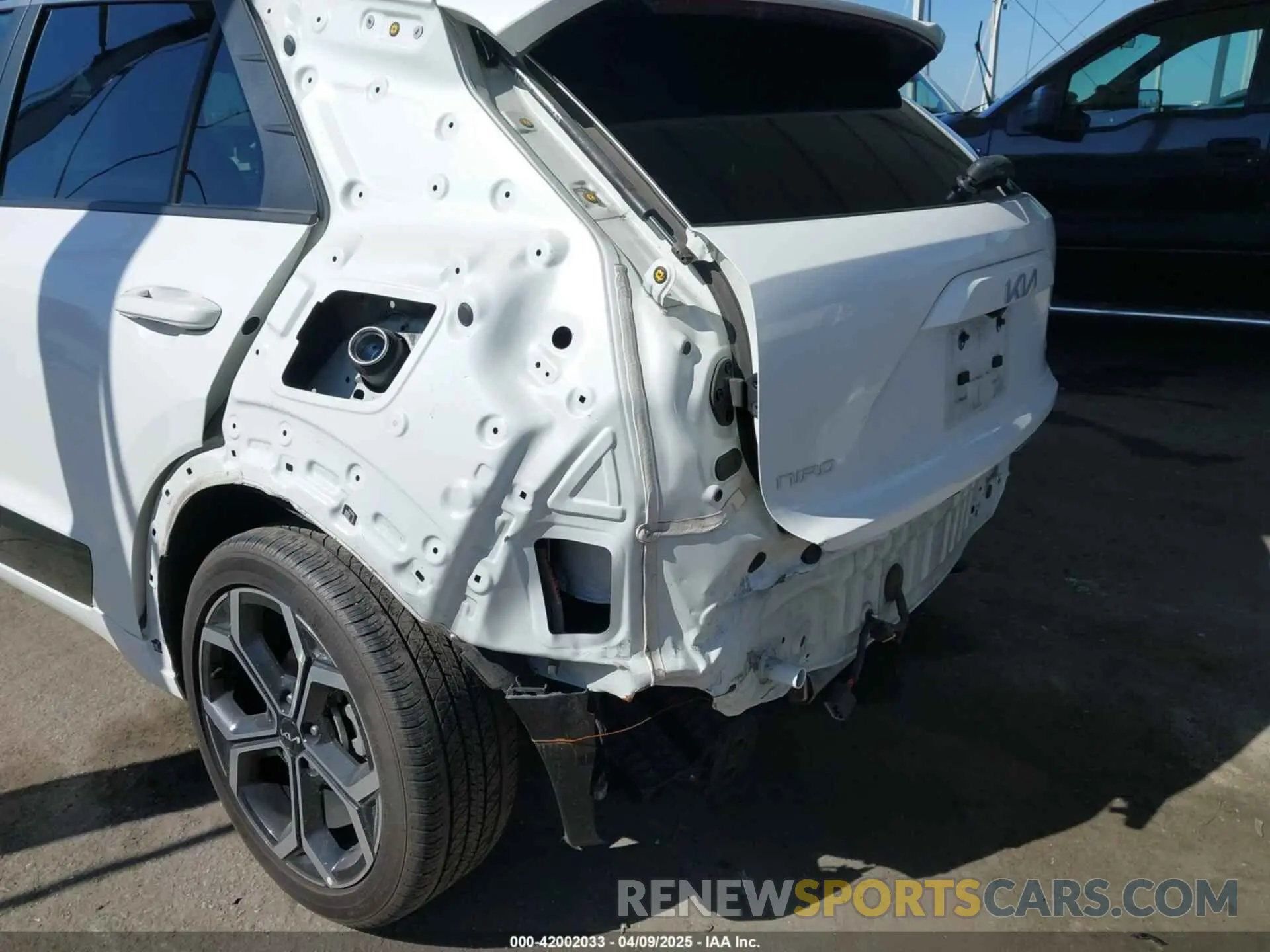 6 Photograph of a damaged car KNDCR3LEXP5043592 KIA NIRO 2023