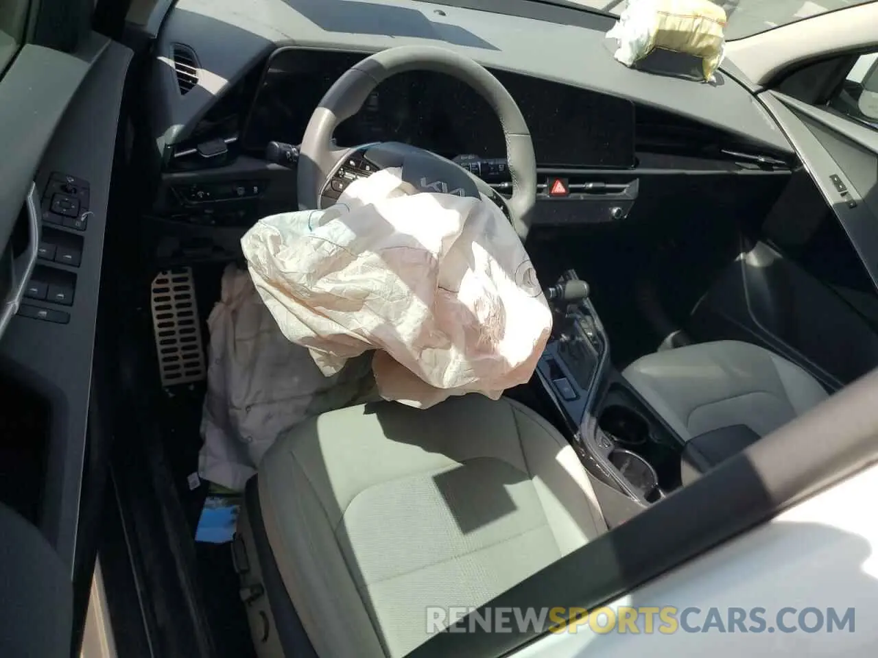 8 Photograph of a damaged car KNDCR3LEXP5058092 KIA NIRO 2023
