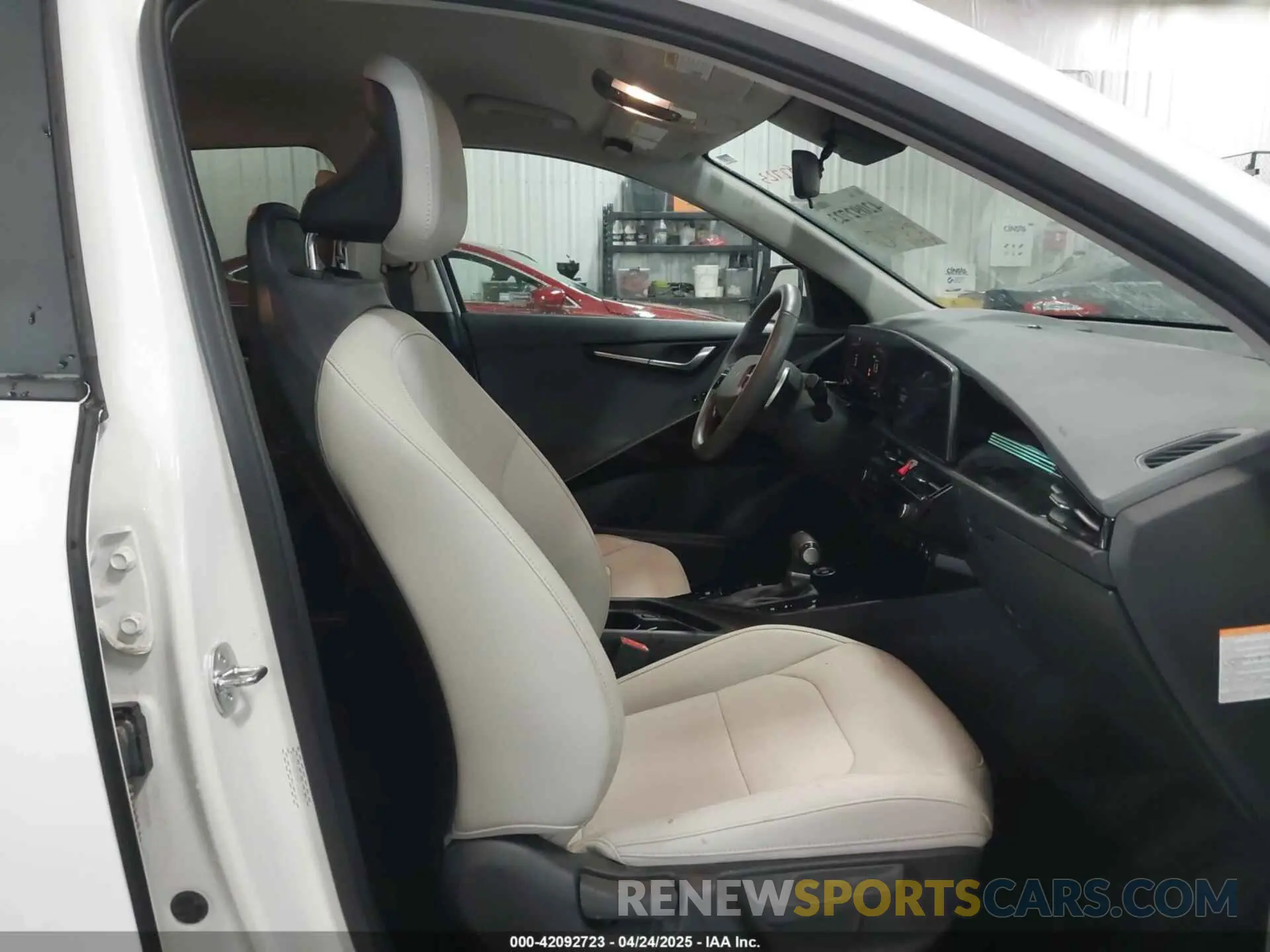 5 Photograph of a damaged car KNDCR3LE0R5121073 KIA NIRO 2024