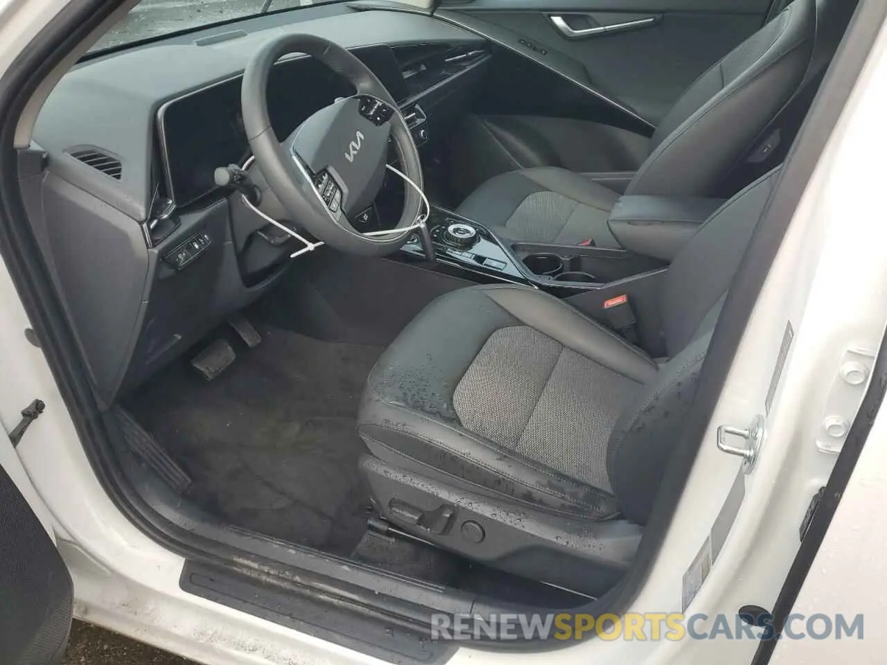 7 Photograph of a damaged car KNDCS3LF1R5173728 KIA NIRO 2024