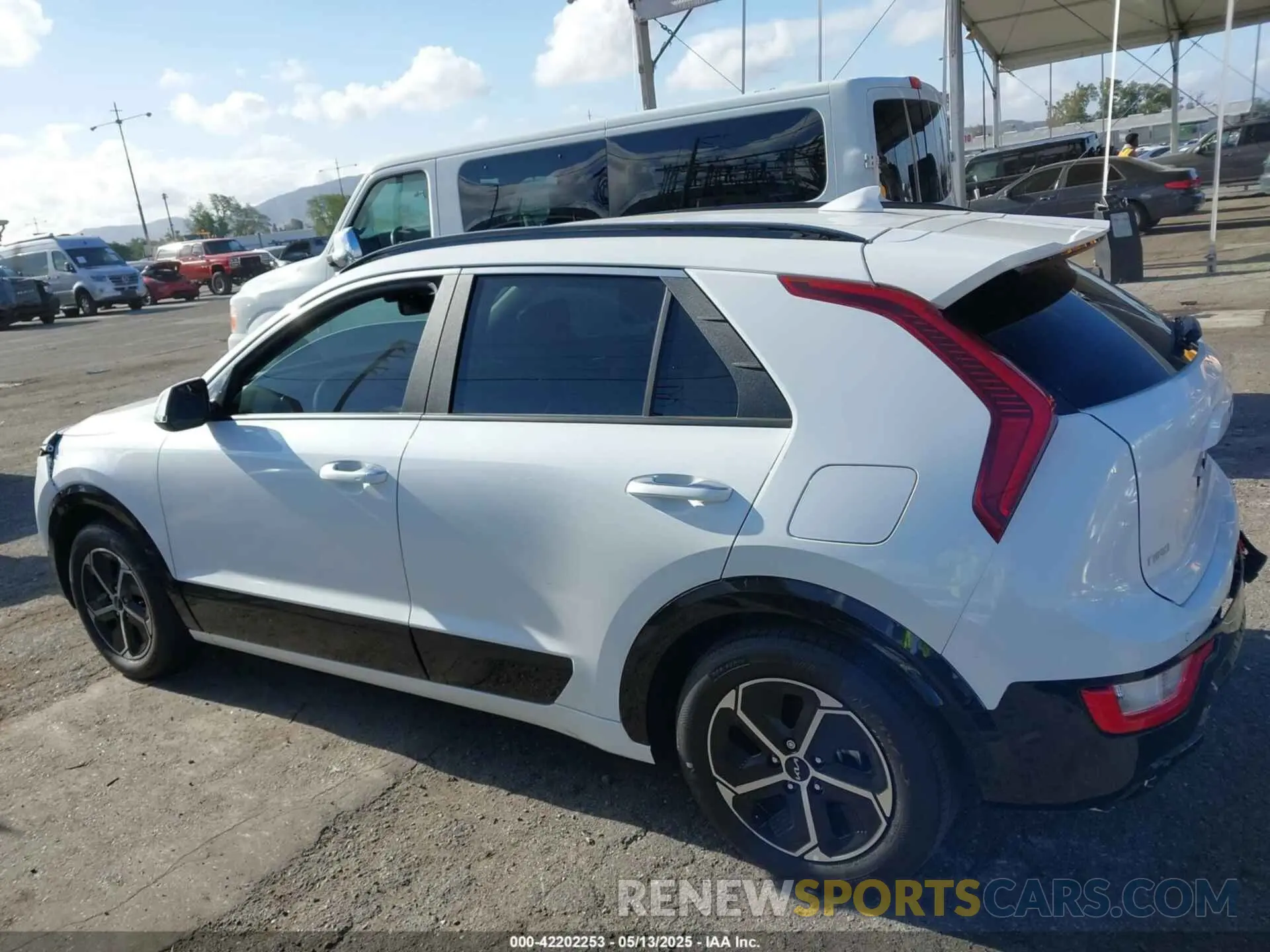 14 Photograph of a damaged car KNDCT3LE3S5219148 KIA NIRO 2025