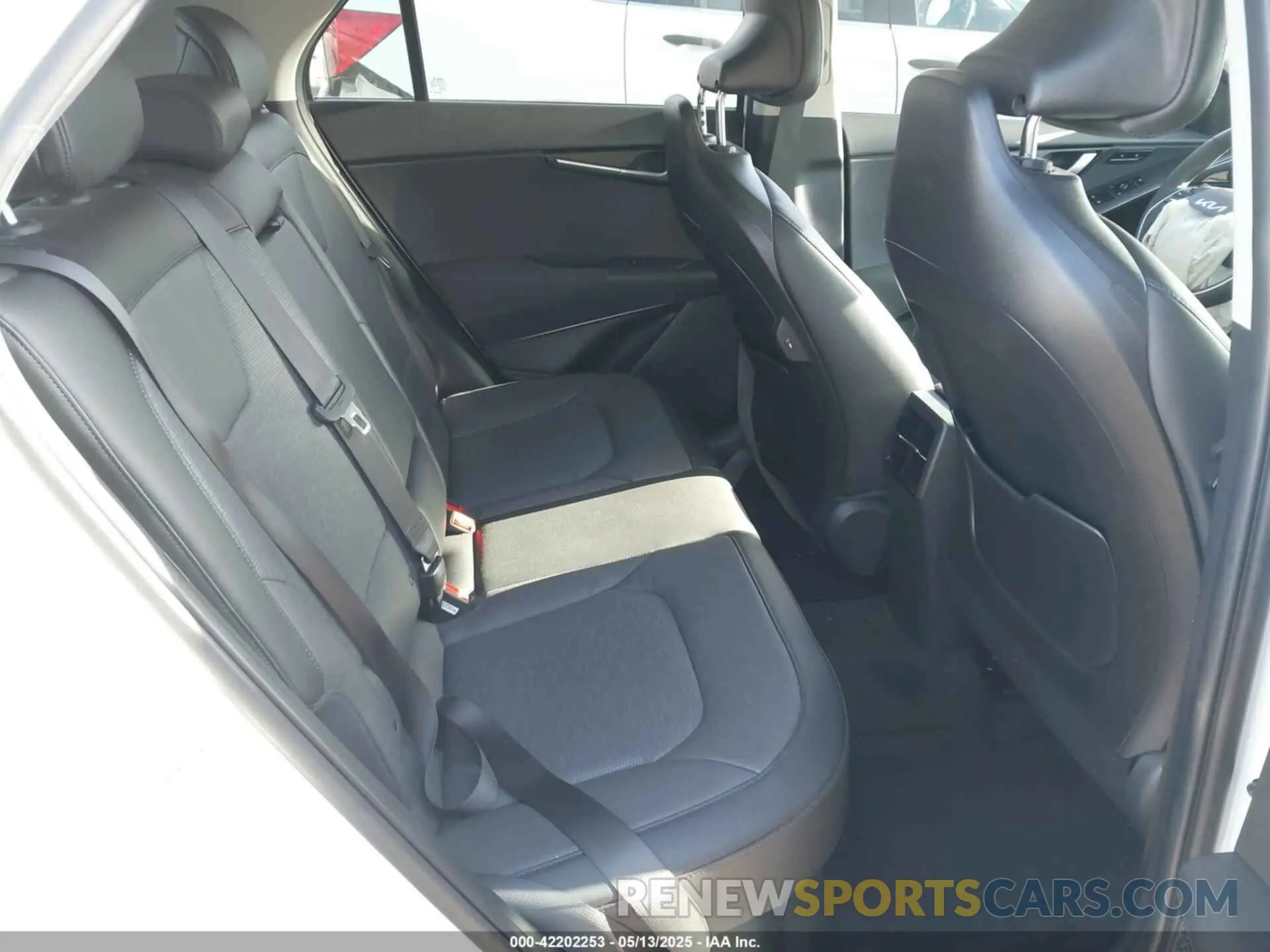 8 Photograph of a damaged car KNDCT3LE3S5219148 KIA NIRO 2025