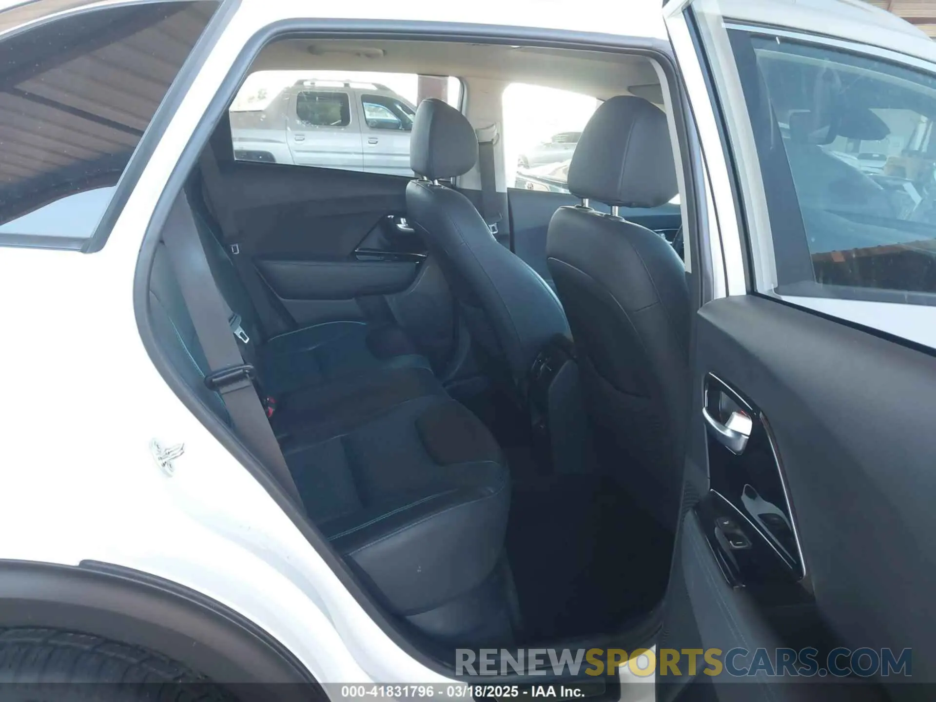 8 Photograph of a damaged car KNDCE3LG2L5072673 KIA NIRO EV 2020