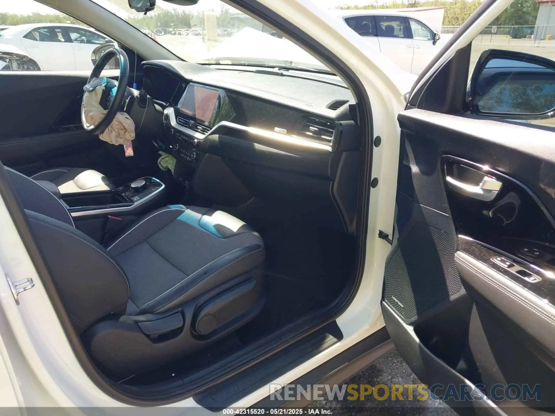 5 Photograph of a damaged car KNDCC3LG0N5129624 KIA NIRO EV 2022
