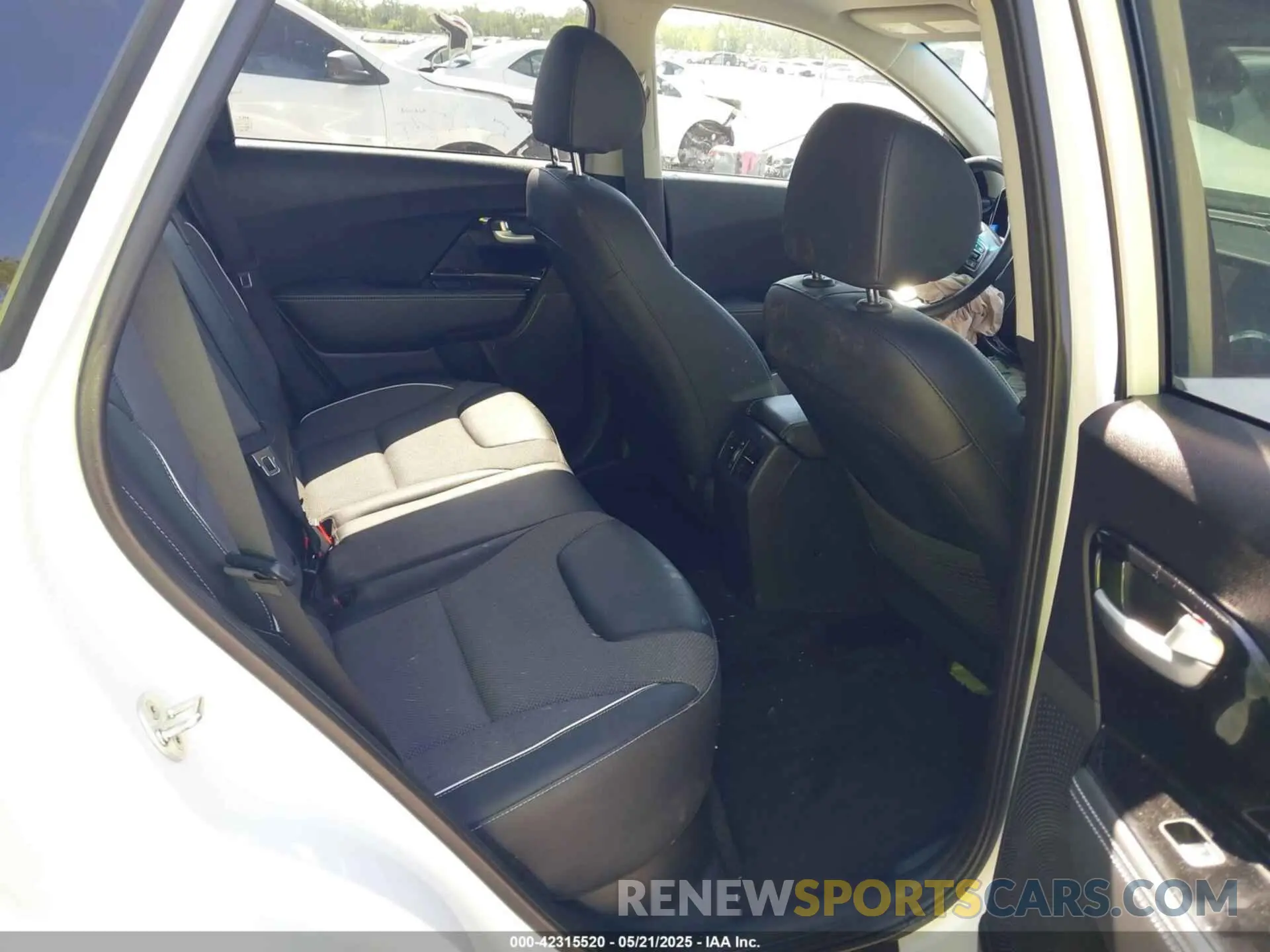 8 Photograph of a damaged car KNDCC3LG0N5129624 KIA NIRO EV 2022