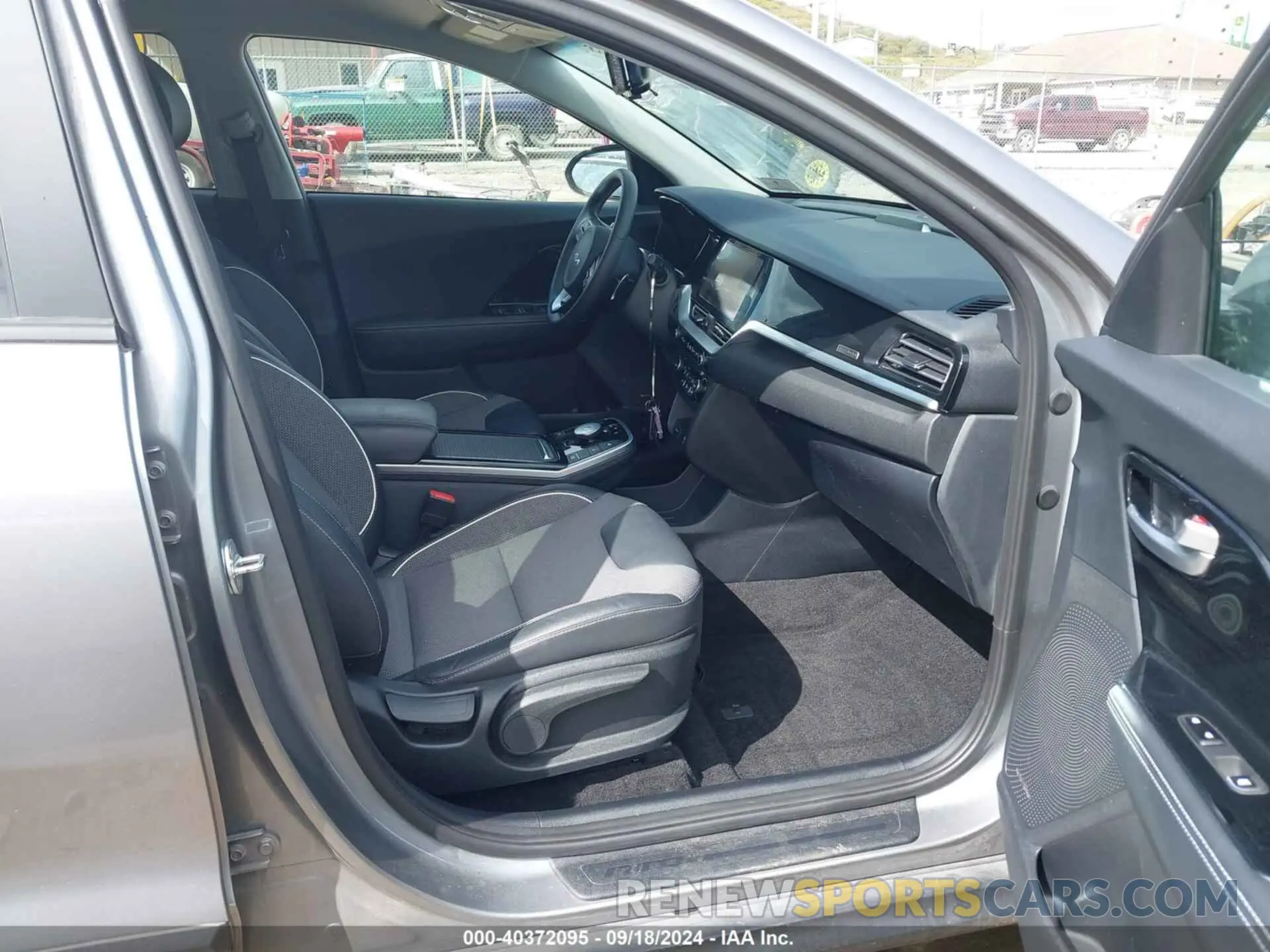 5 Photograph of a damaged car KNDCC3LG6N5140918 KIA NIRO EV 2022