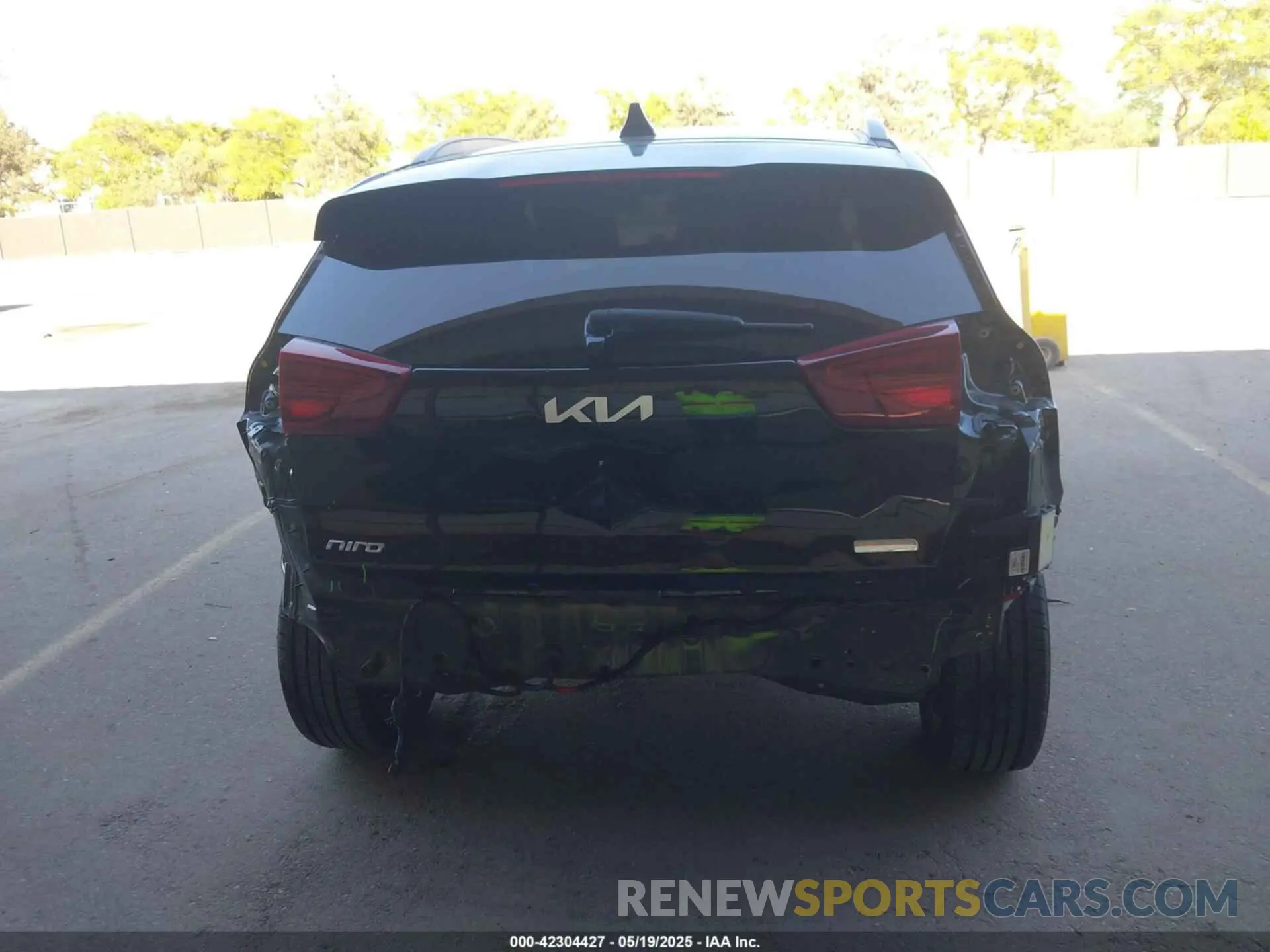 17 Photograph of a damaged car KNDCE3LG8N5134984 KIA NIRO EV 2022