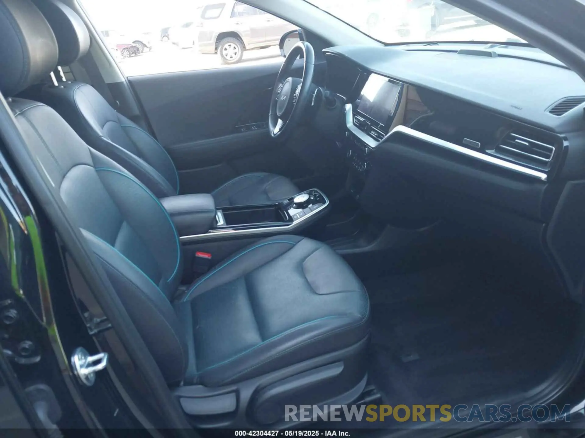 5 Photograph of a damaged car KNDCE3LG8N5134984 KIA NIRO EV 2022