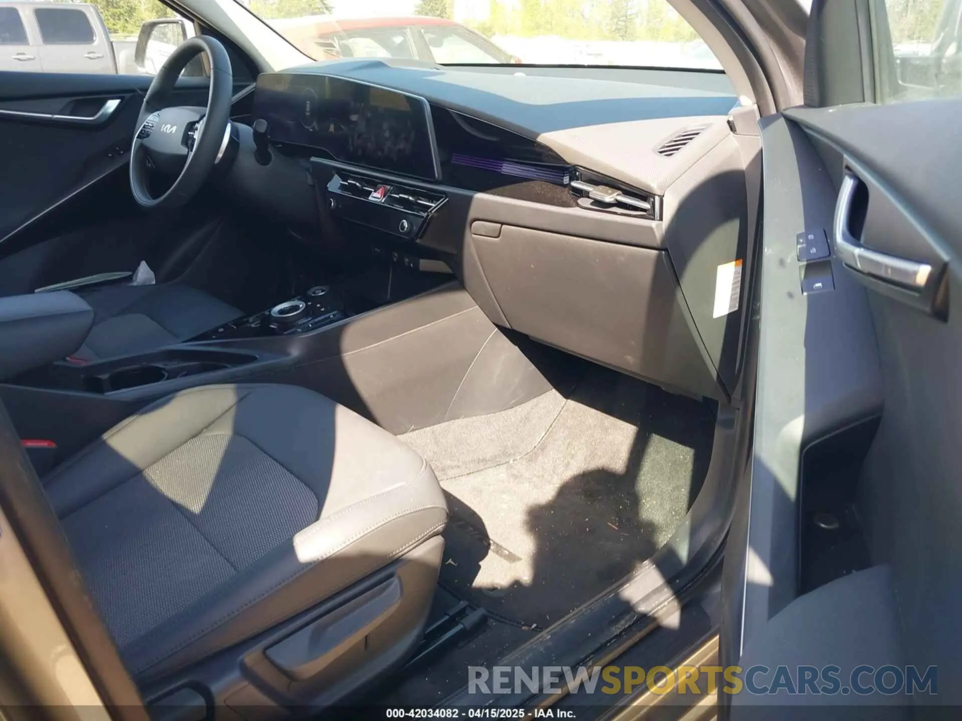 5 Photograph of a damaged car KNDCR3L11R5113948 KIA NIRO EV 2024