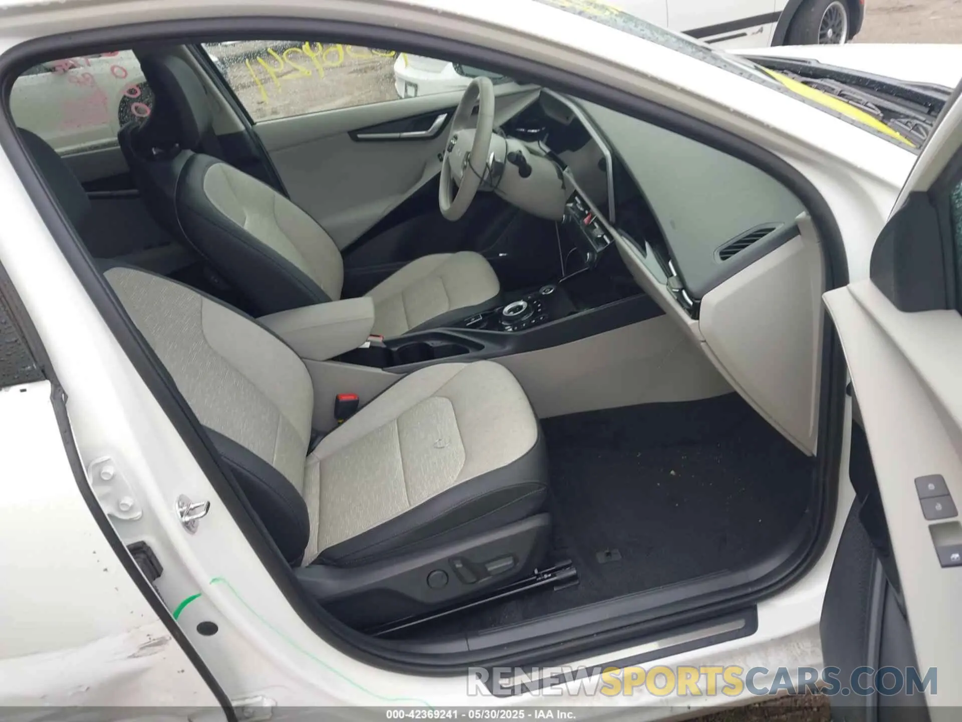 5 Photograph of a damaged car KNDCT3L18R5114581 KIA NIRO EV 2024