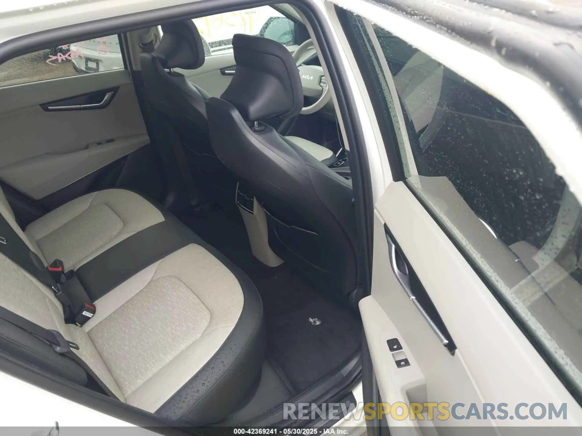 8 Photograph of a damaged car KNDCT3L18R5114581 KIA NIRO EV 2024