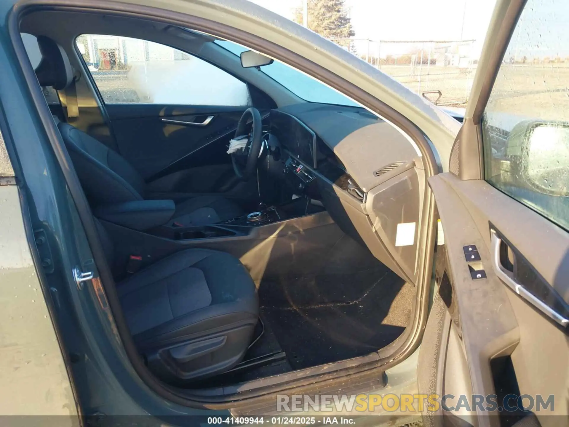 5 Photograph of a damaged car KNDCS3LF1S5235618 KIA NIRO PLUG-IN HYBRID 2025