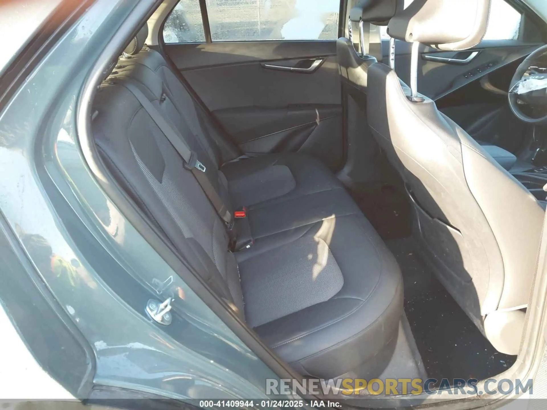 8 Photograph of a damaged car KNDCS3LF1S5235618 KIA NIRO PLUG-IN HYBRID 2025