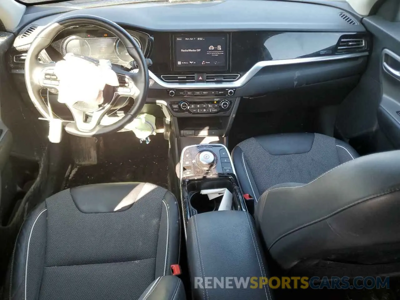 8 Photograph of a damaged car KNDCC3LG1N5160977 KIA NIRO S 2022
