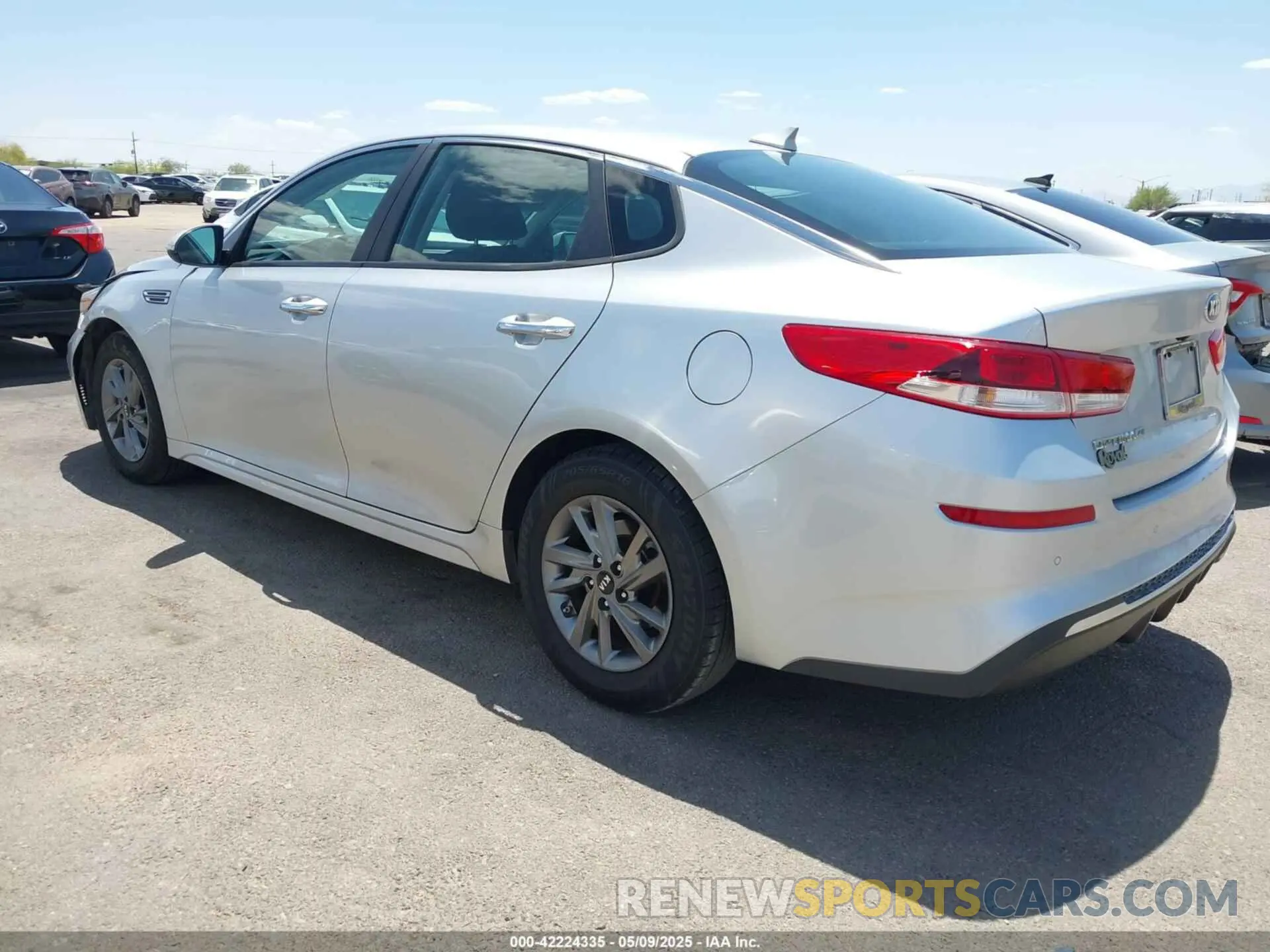 3 Фотография поврежденного автомобиля 5XXGT4L30KG334033 KIA OPTIMA 2019