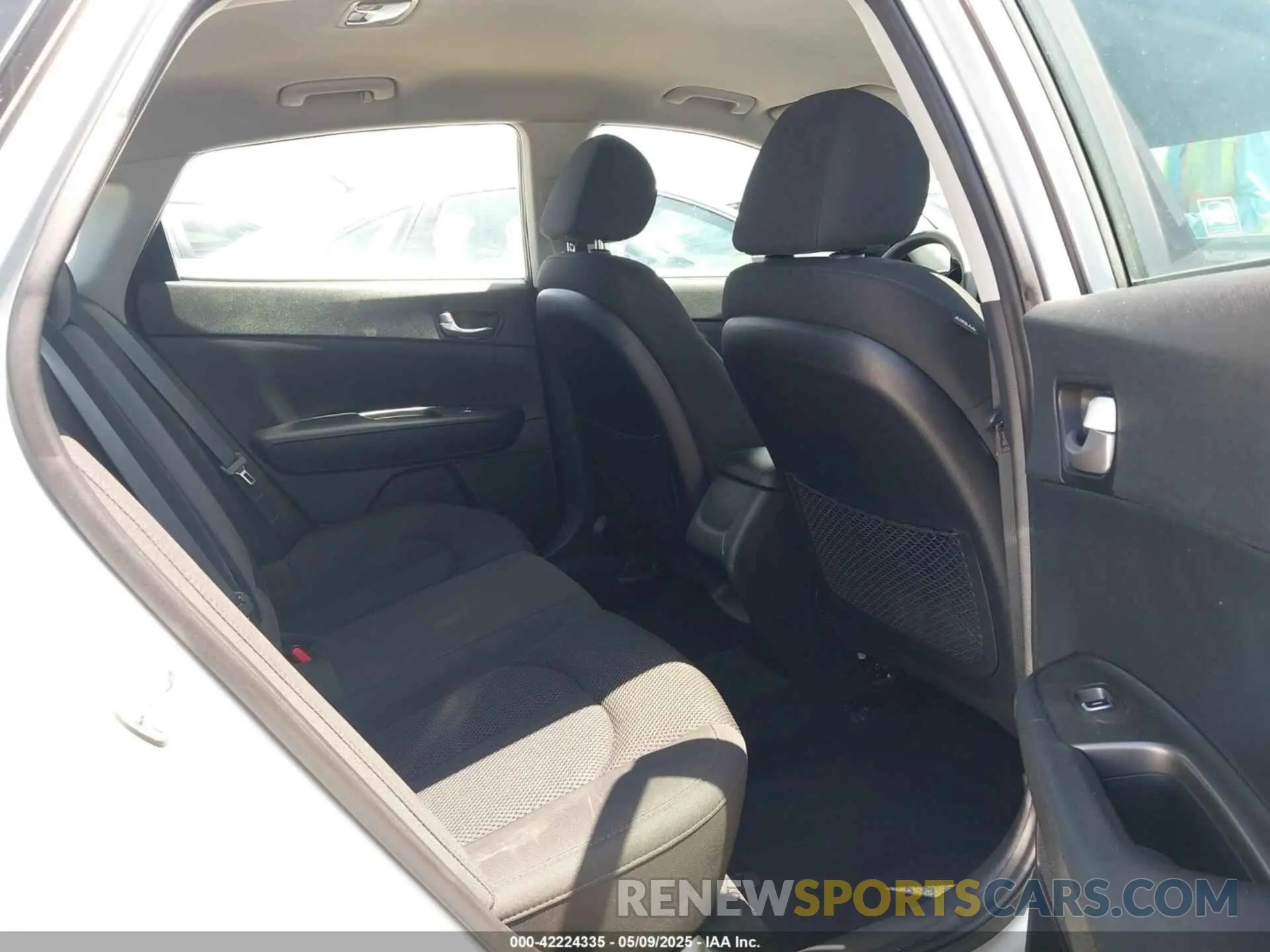 8 Фотография поврежденного автомобиля 5XXGT4L30KG334033 KIA OPTIMA 2019
