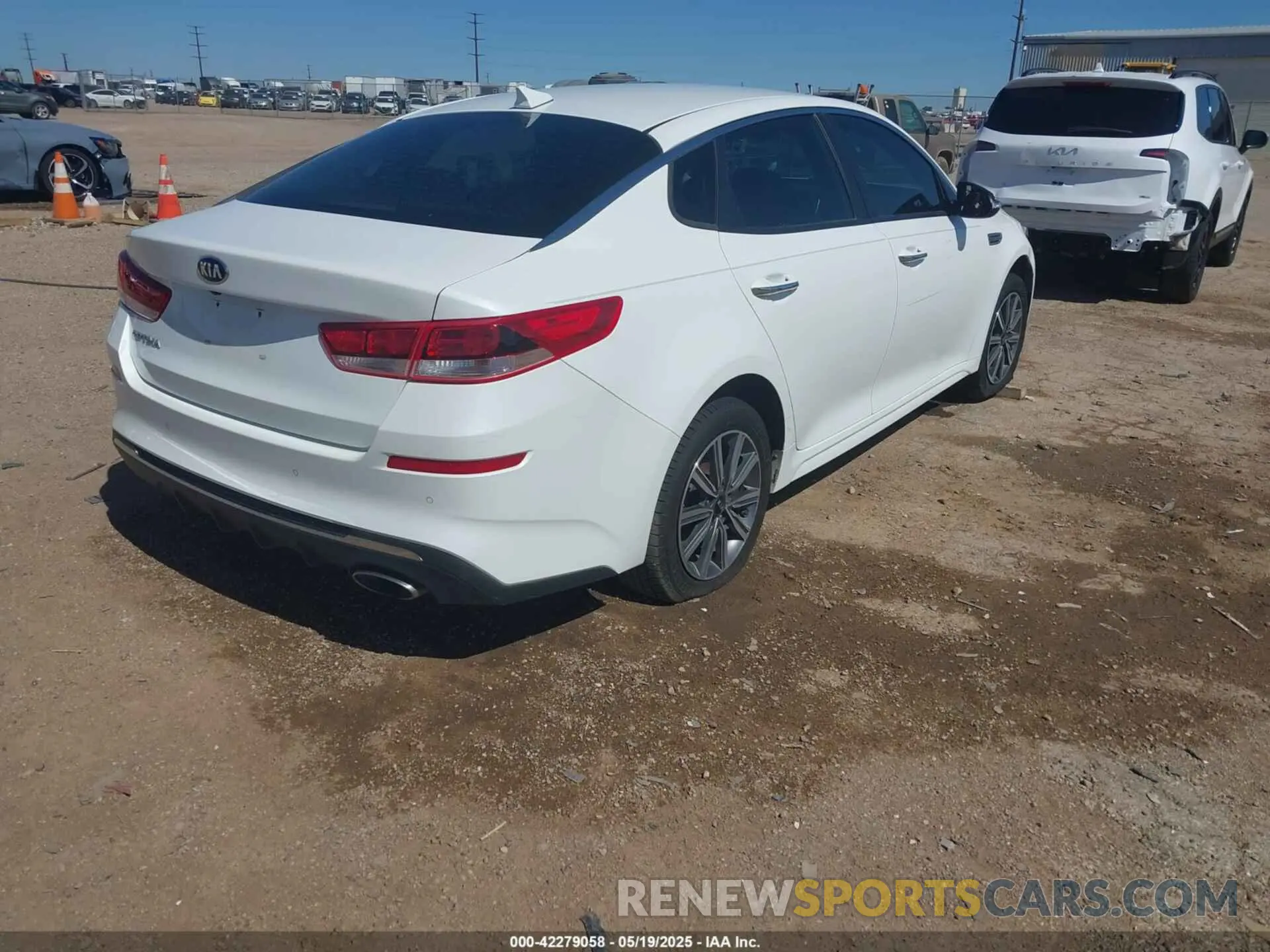 4 Photograph of a damaged car 5XXGT4L31KG356414 KIA OPTIMA 2019