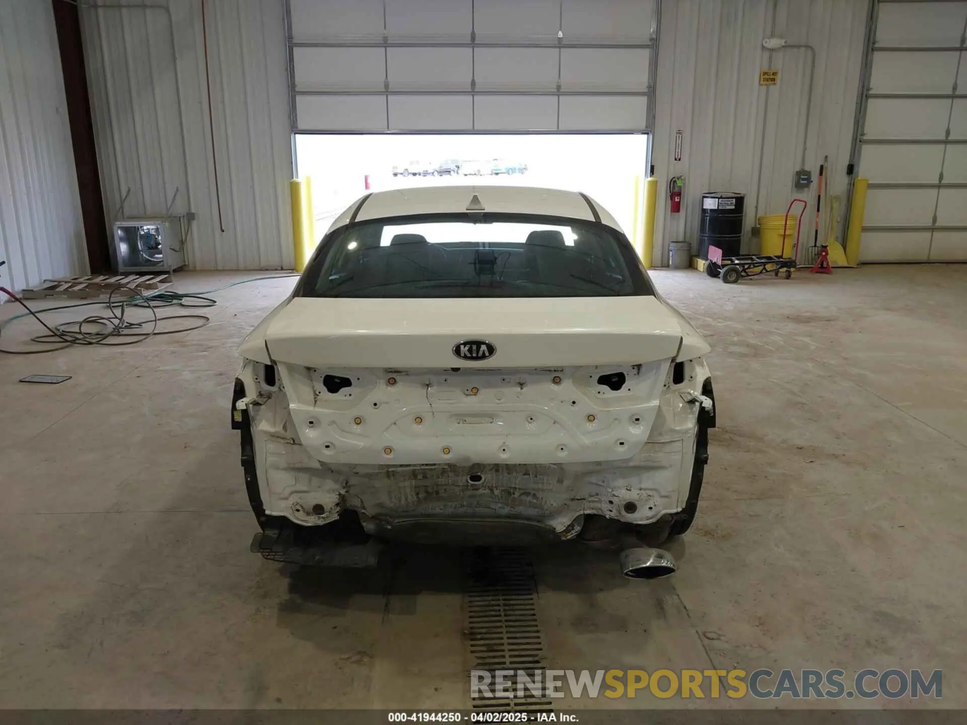 17 Photograph of a damaged car 5XXGT4L32KG319002 KIA OPTIMA 2019