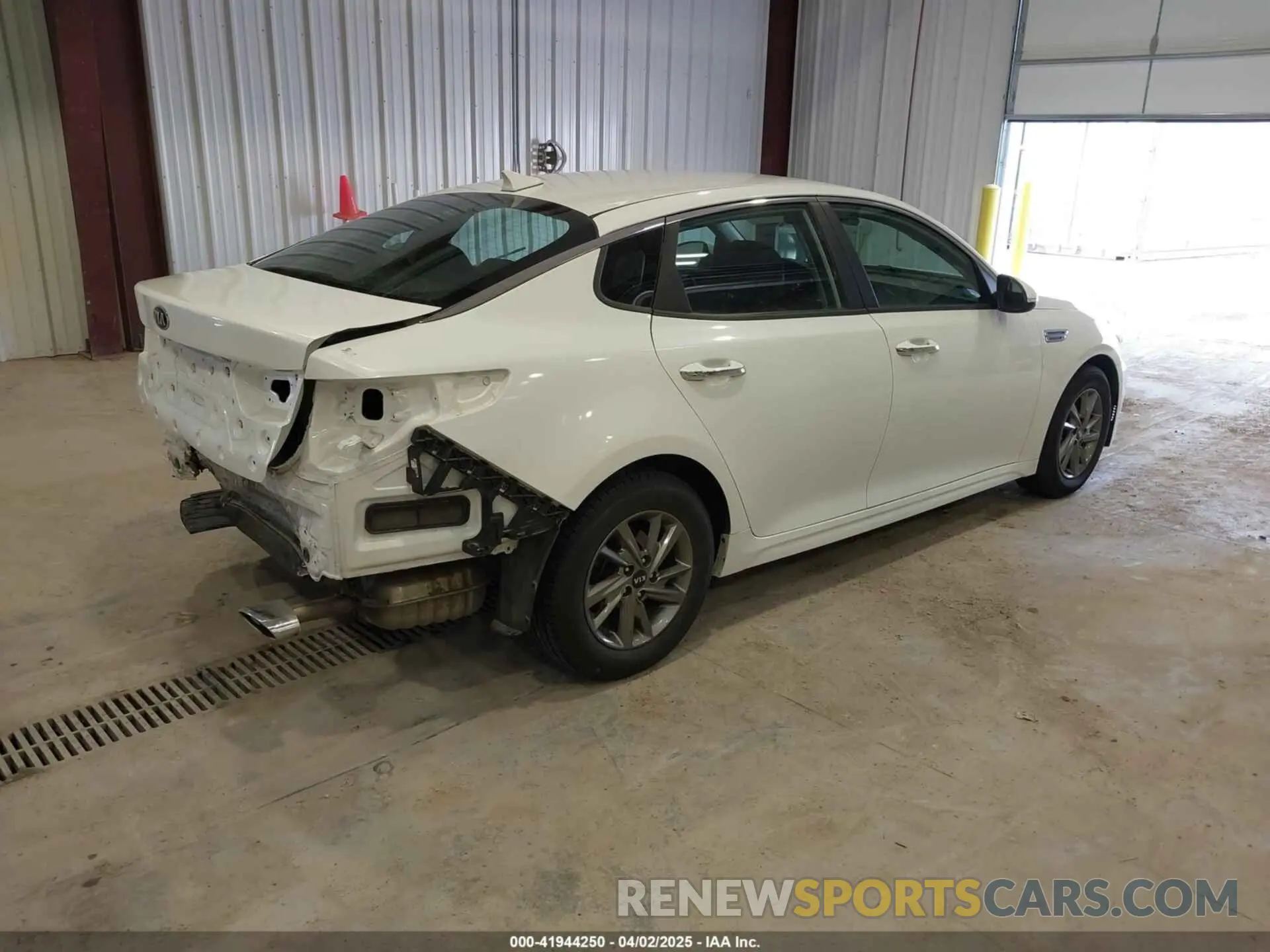 4 Photograph of a damaged car 5XXGT4L32KG319002 KIA OPTIMA 2019