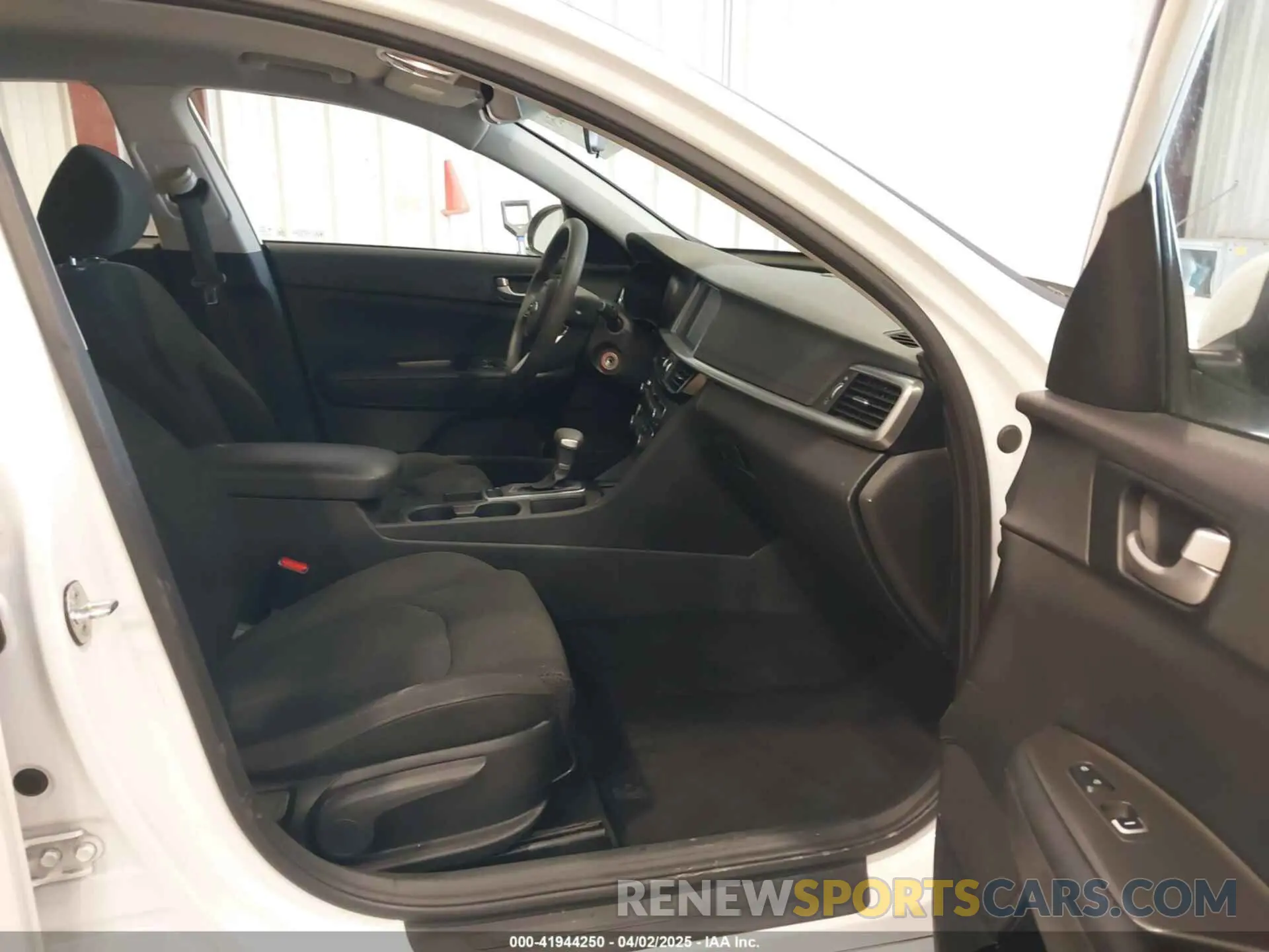 5 Photograph of a damaged car 5XXGT4L32KG319002 KIA OPTIMA 2019