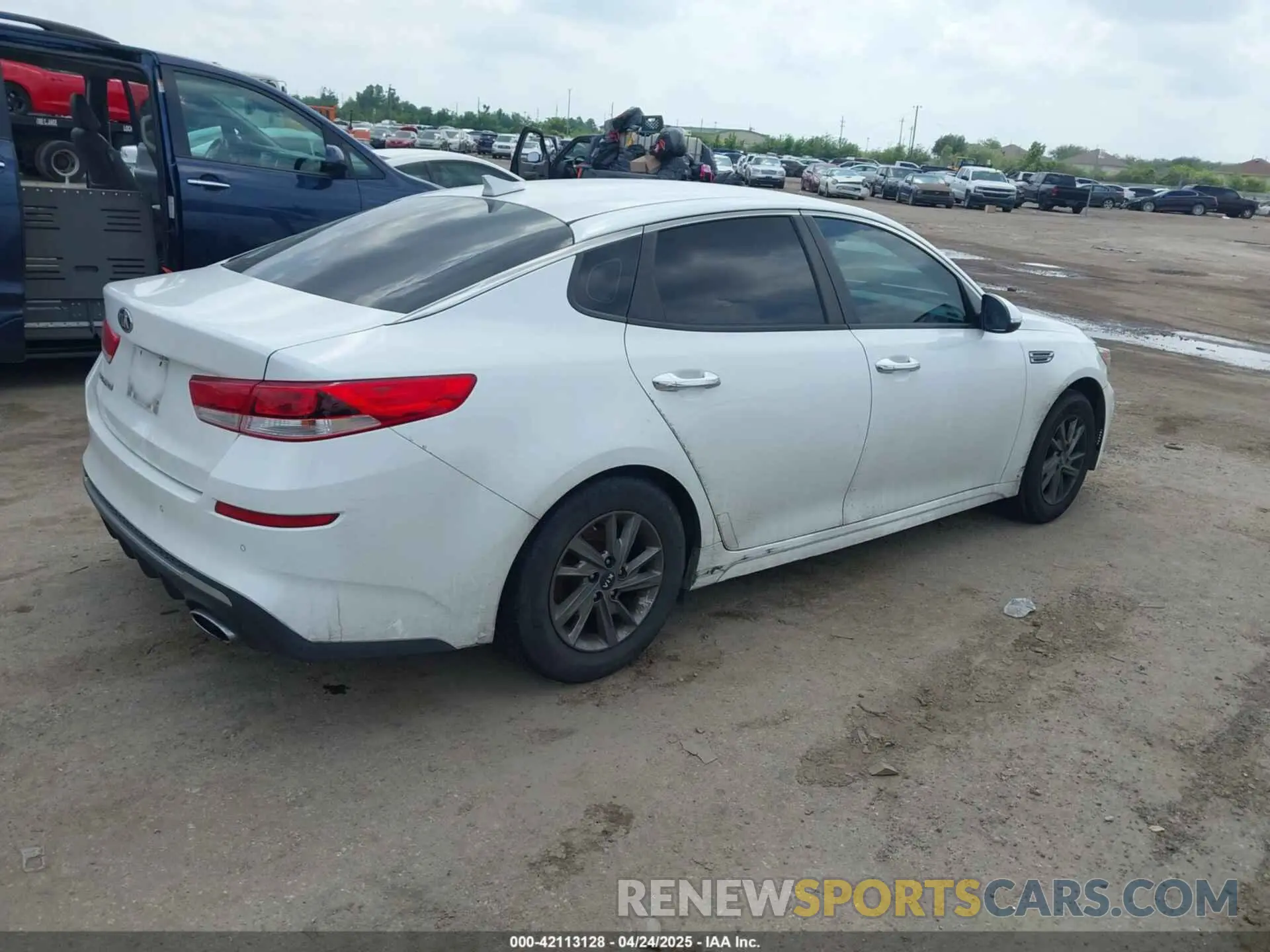 4 Photograph of a damaged car 5XXGT4L32KG337466 KIA OPTIMA 2019