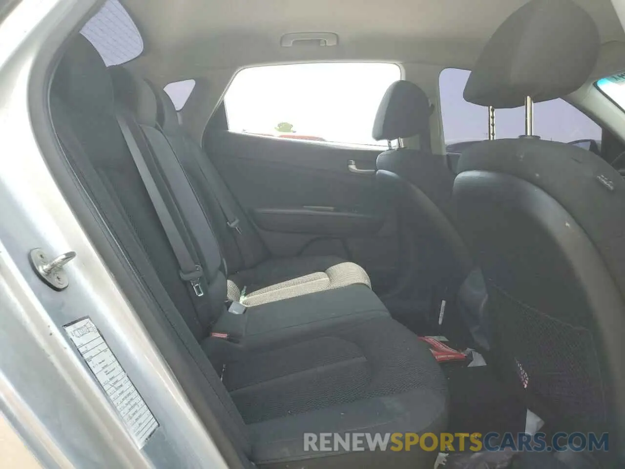 10 Photograph of a damaged car 5XXGT4L33KG279190 KIA OPTIMA 2019