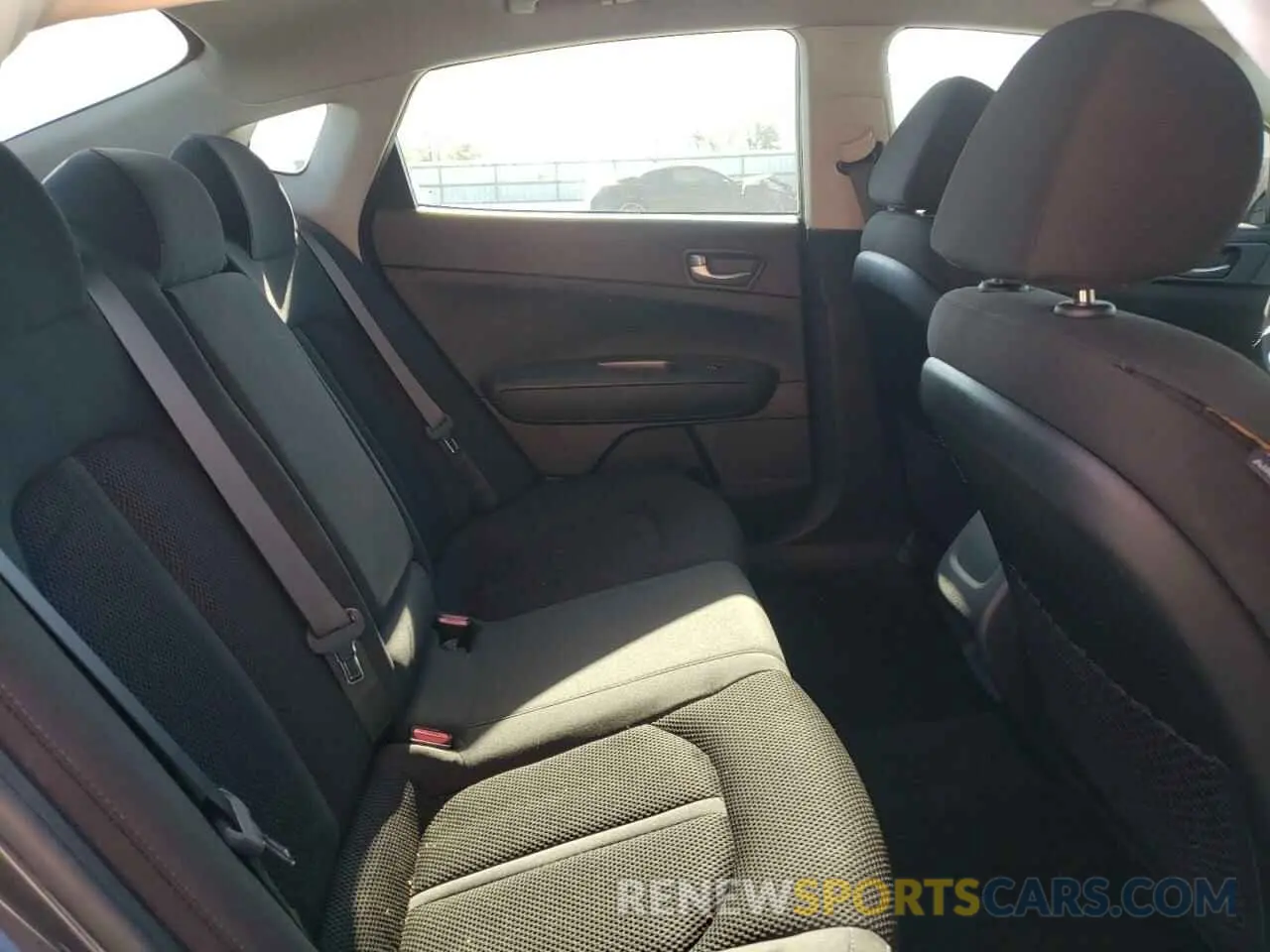 10 Photograph of a damaged car 5XXGT4L33KG307196 KIA OPTIMA 2019