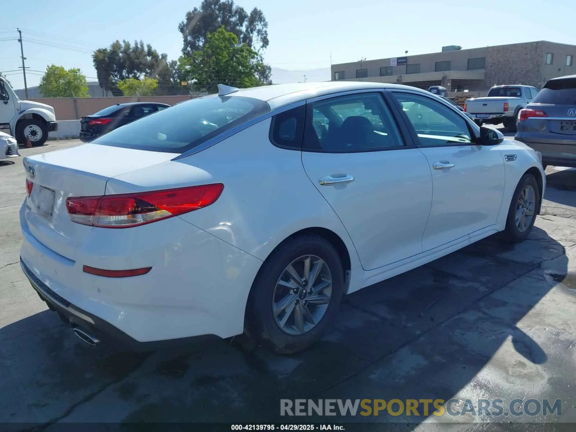 4 Фотография поврежденного автомобиля 5XXGT4L33KG324175 KIA OPTIMA 2019